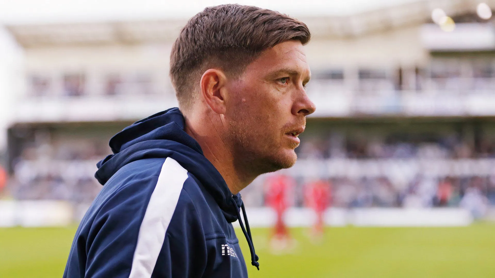 Darrell Clarke chỉ đạo Bristol Rovers trên sân