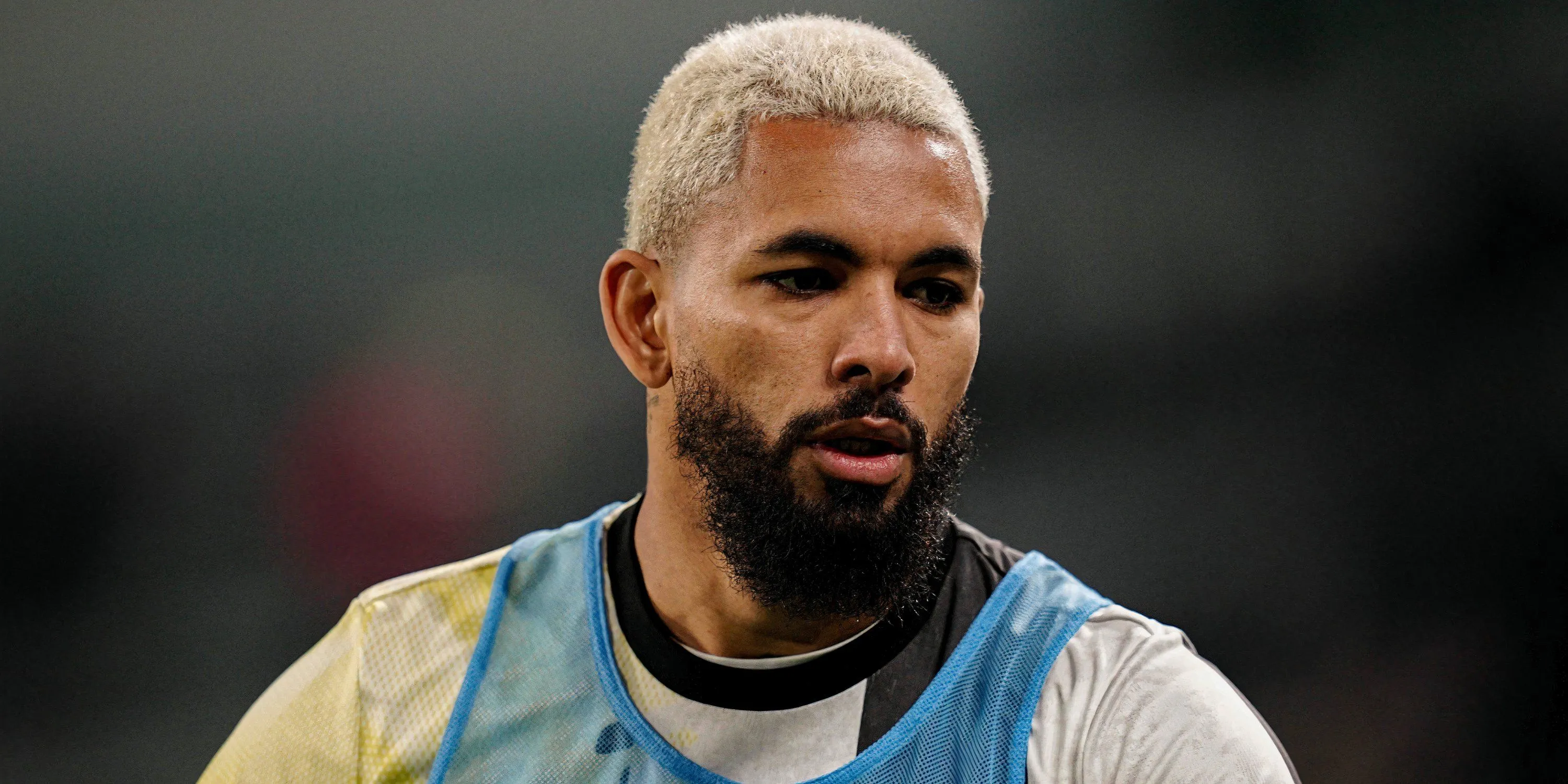 Douglas Luiz trong màu áo Juventus chuẩn bị cho trận đấu Serie A