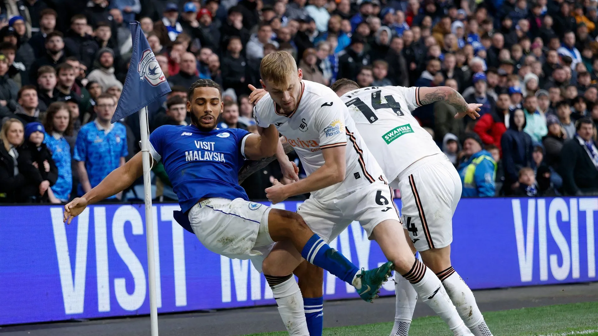 Harry Darling thi đấu trong trận Derby Nam Wales cho Swansea City