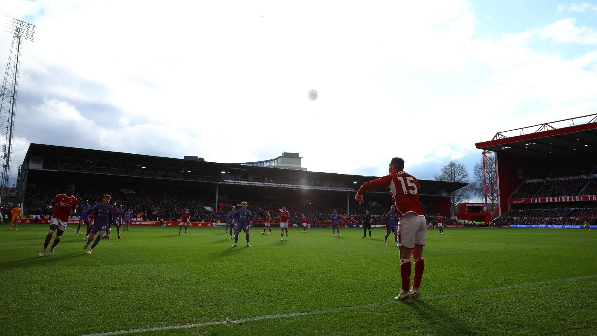 Harry Toffolo trong màu áo Nottingham Forest, cầu thủ được Leicester City quan tâm chuyển nhượng sau khi xuống hạng.