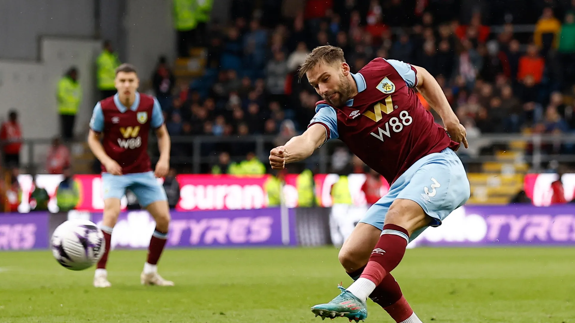 Hậu vệ Charlie Taylor của Southampton trên sân cỏ