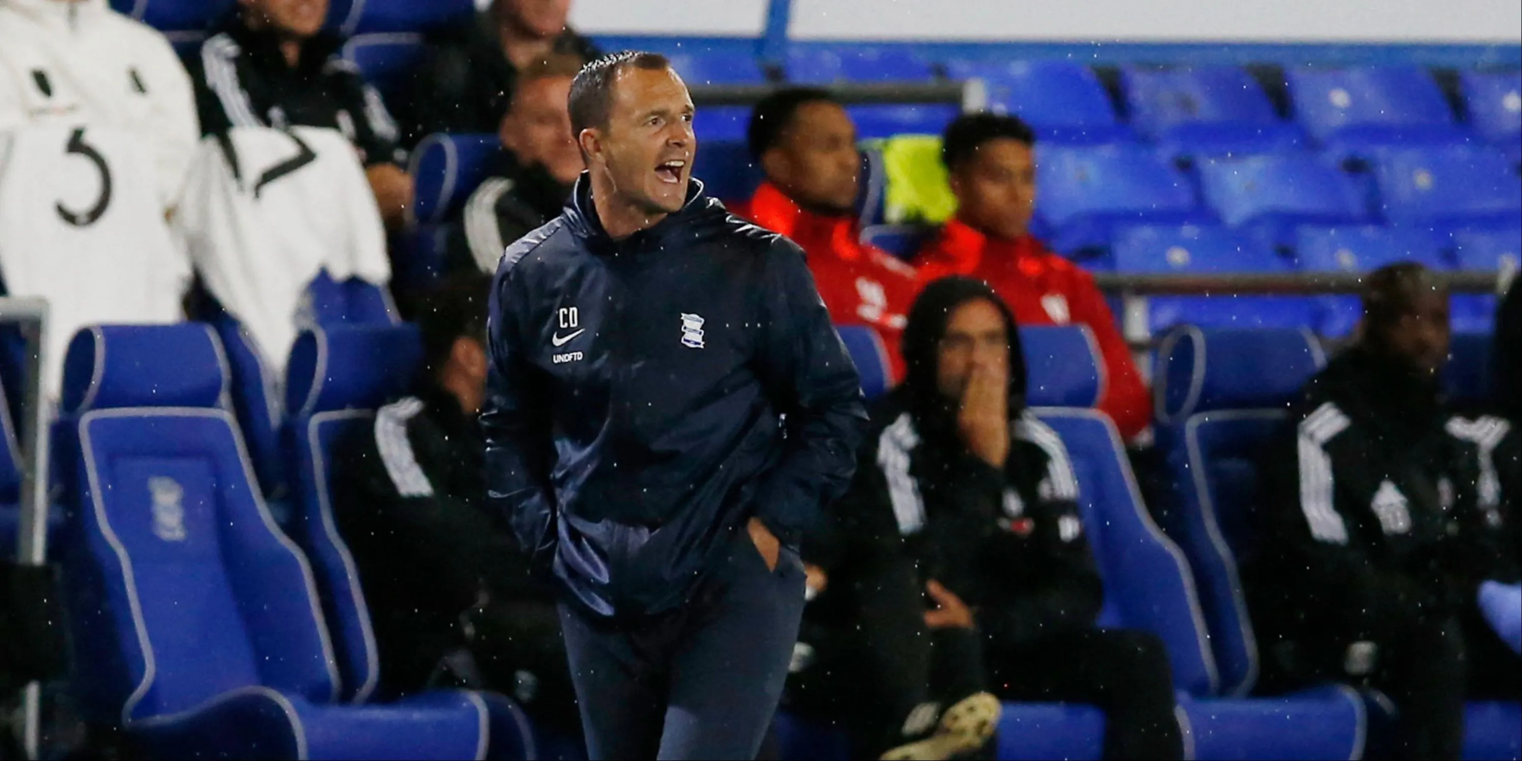 Hình ảnh HLV Chris Davies của Birmingham City đang chỉ đạo trong trận đấu, với khuôn mặt thể hiện sự tập trung và kỳ vọng vào mùa giải mới của bóng đá Anh.