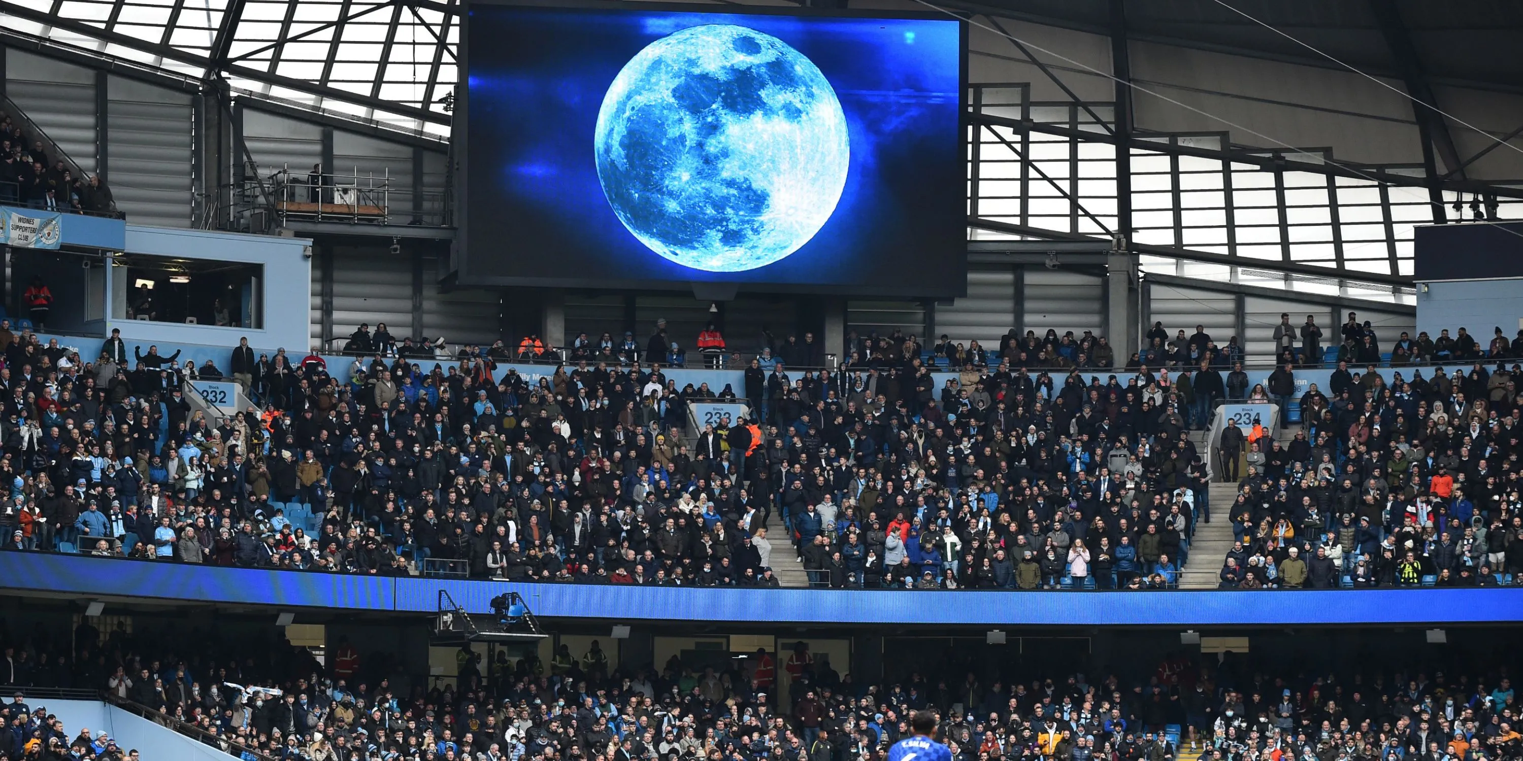 Hình ảnh Mặt Trăng Xanh (Blue Moon) chiếu sáng trên màn hình tại sân vận động Manchester City