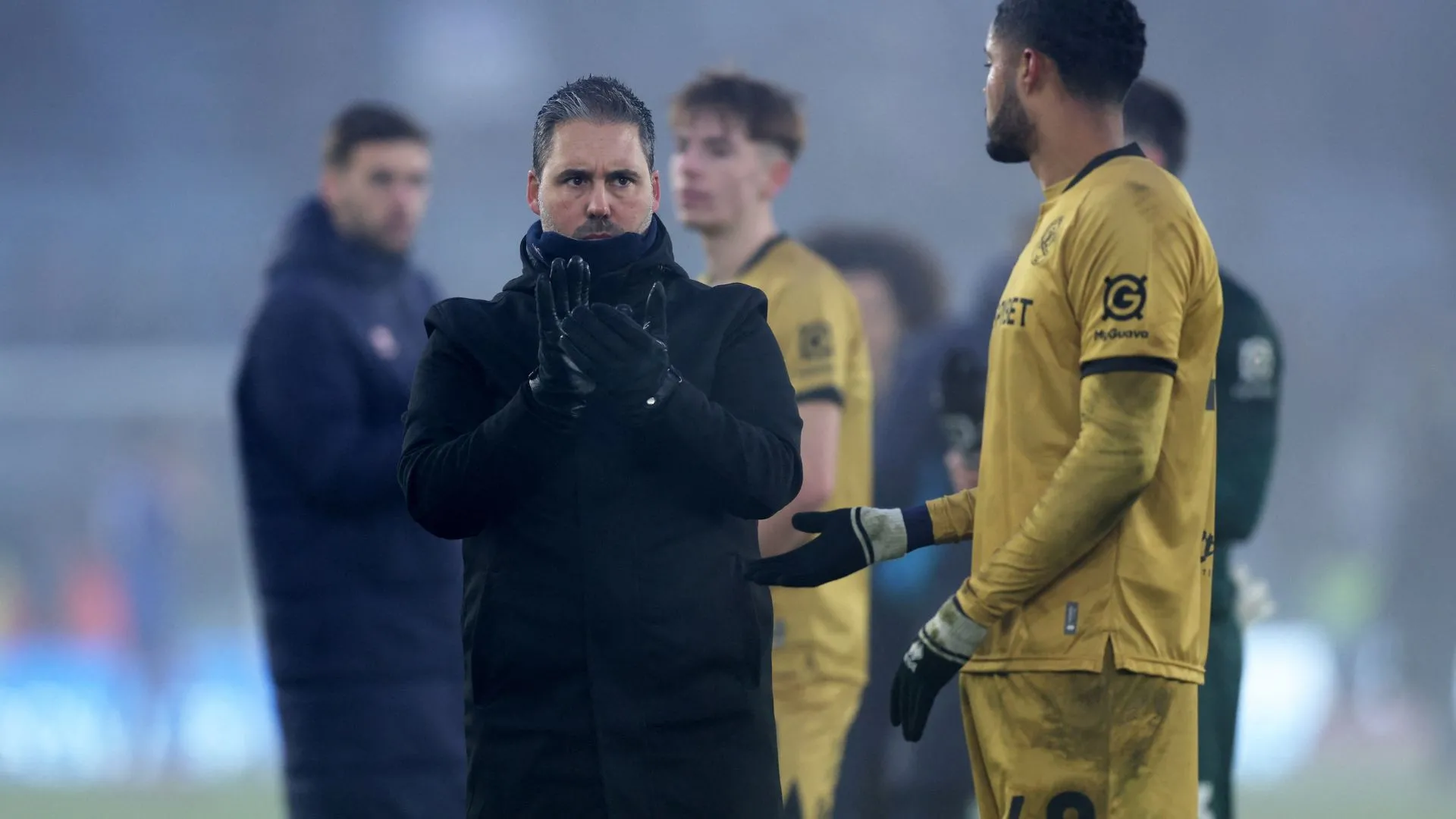 HLV Marti Cifuentes chỉ đạo Queens Park Rangers trong một trận đấu