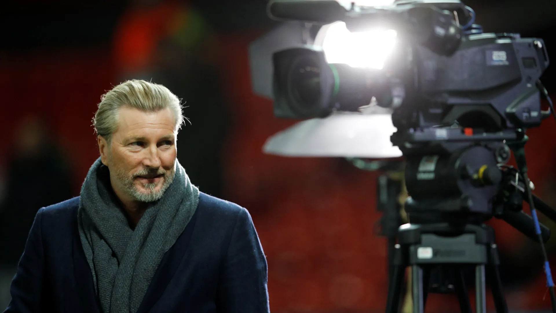 HLV Robbie Savage trên sân