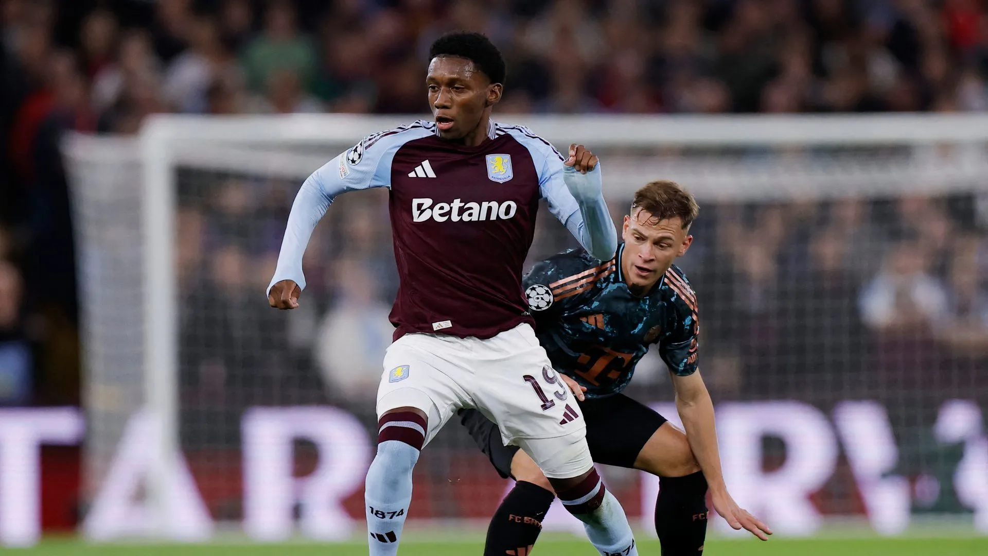 Jaden Philogene trong trận đấu giữa Aston Villa và Bayern Munich, anh đang dẫn bóng trên sân