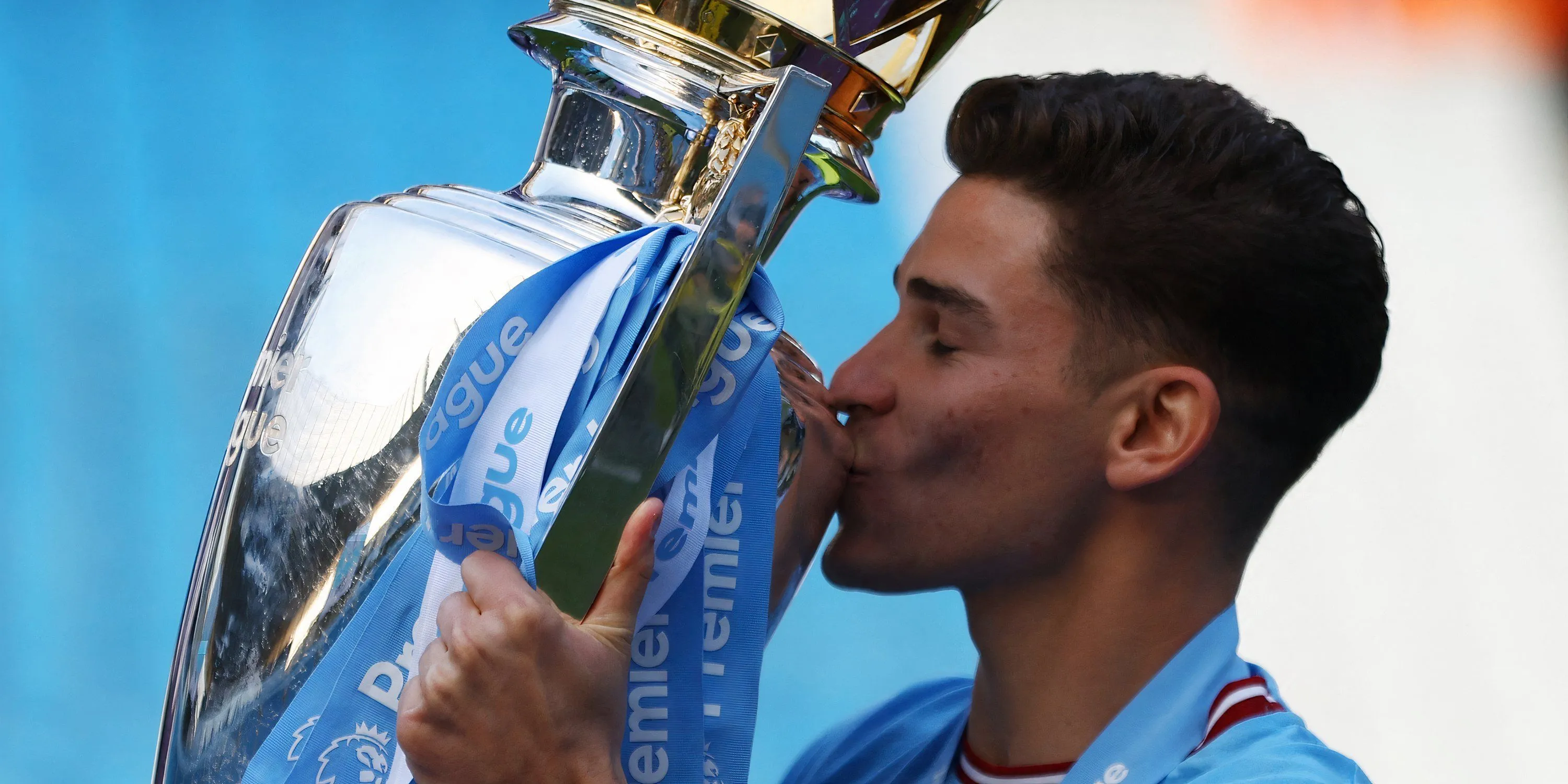 Julian Alvarez ăn mừng danh hiệu Premier League cùng Man City
