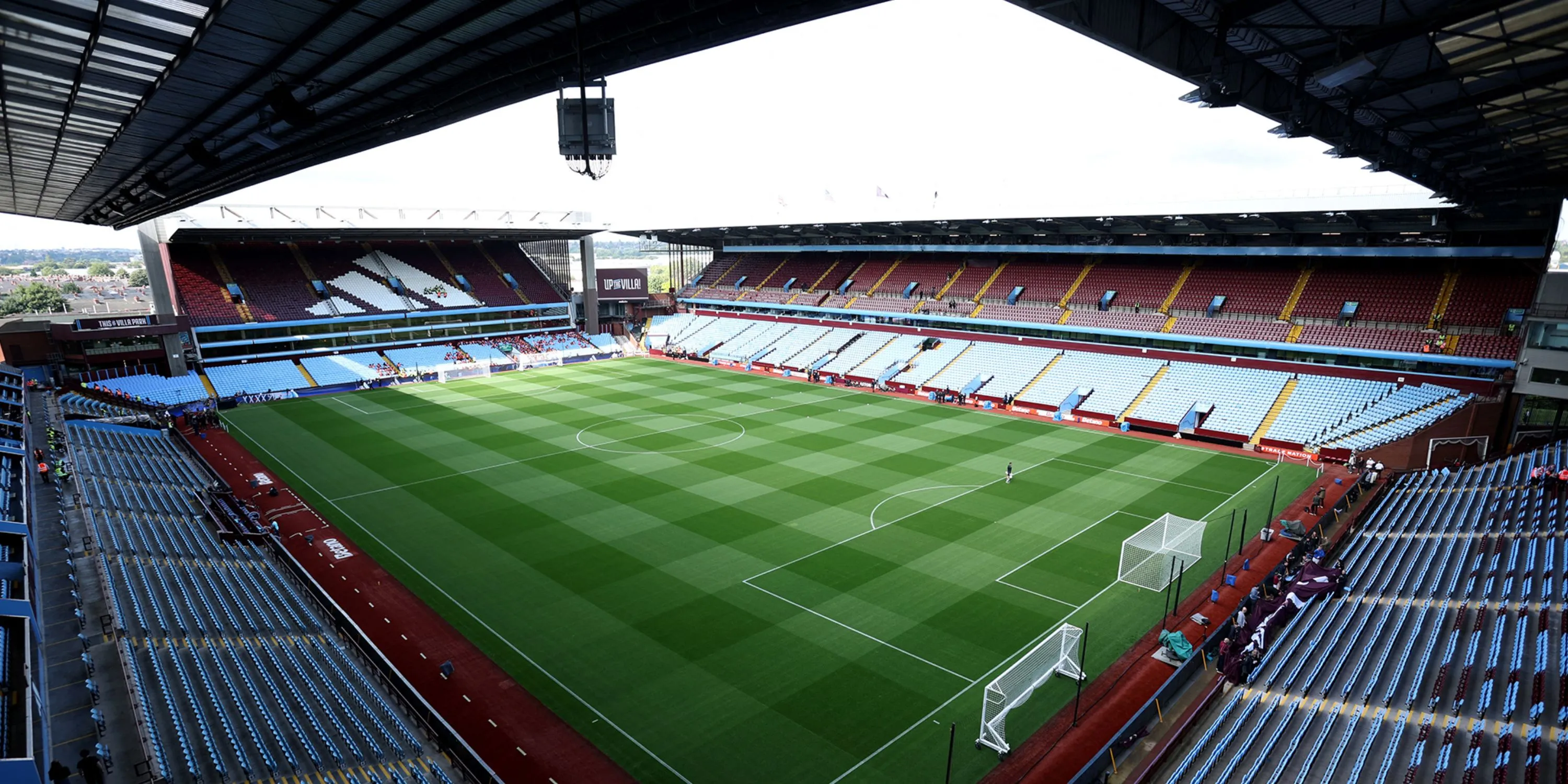 Khung cảnh bên trong sân Villa Park của Aston Villa