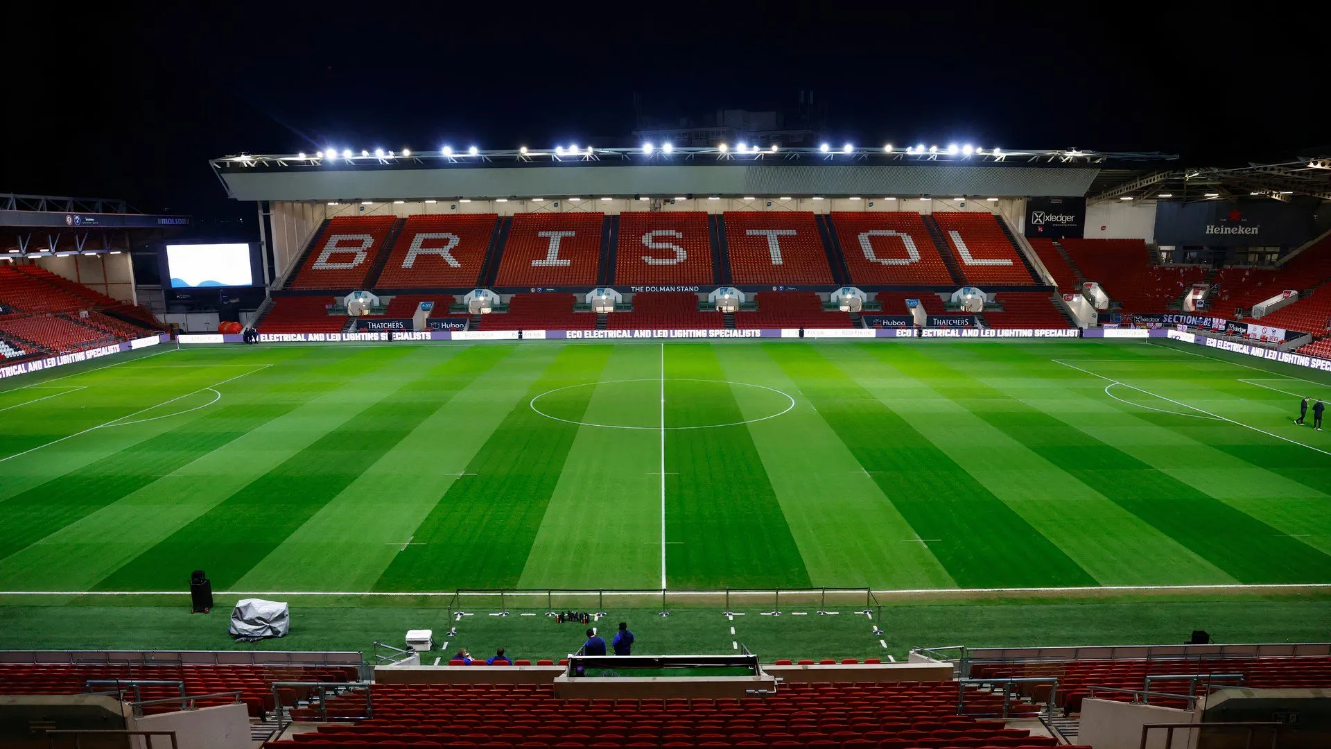 Khung cảnh sôi động tại Ashton Gate, sân nhà của Bristol City