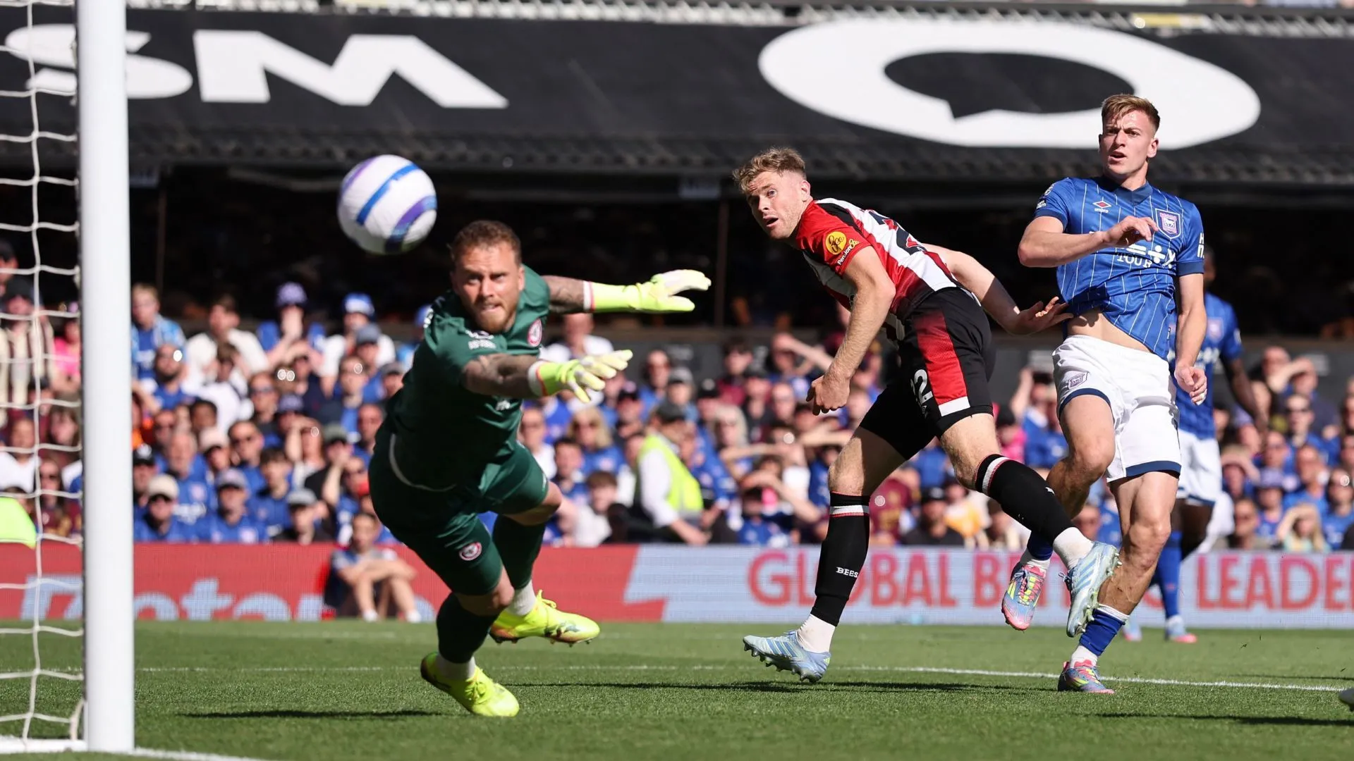 Liam Delap ghi bàn cho Ipswich Town