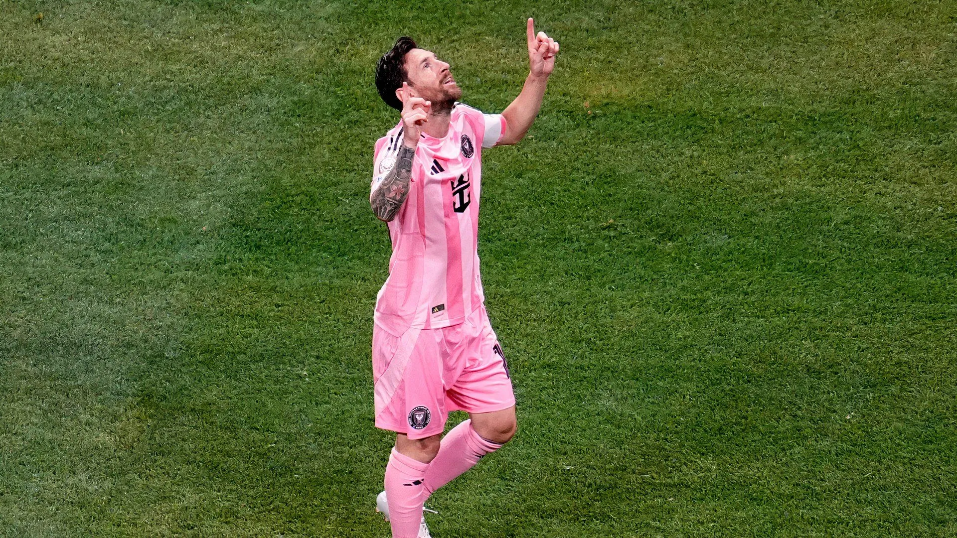 Lionel Messi chụp ảnh cùng HLV Neil Warnock tại sân tập QPR năm 2011