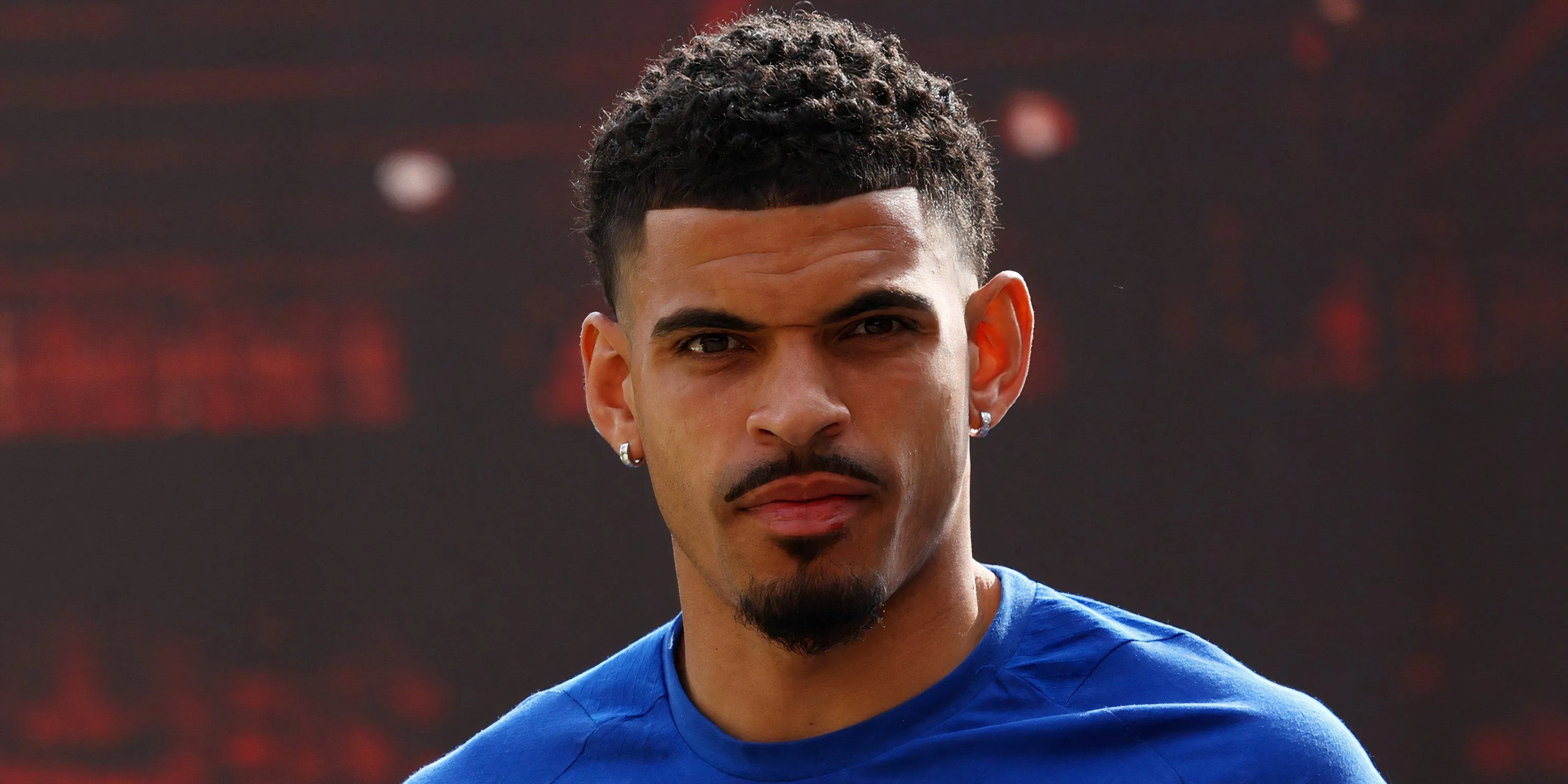 Morgan Gibbs-White, tiền vệ tấn công của Nottingham Forest, trước sân vận động City Ground.