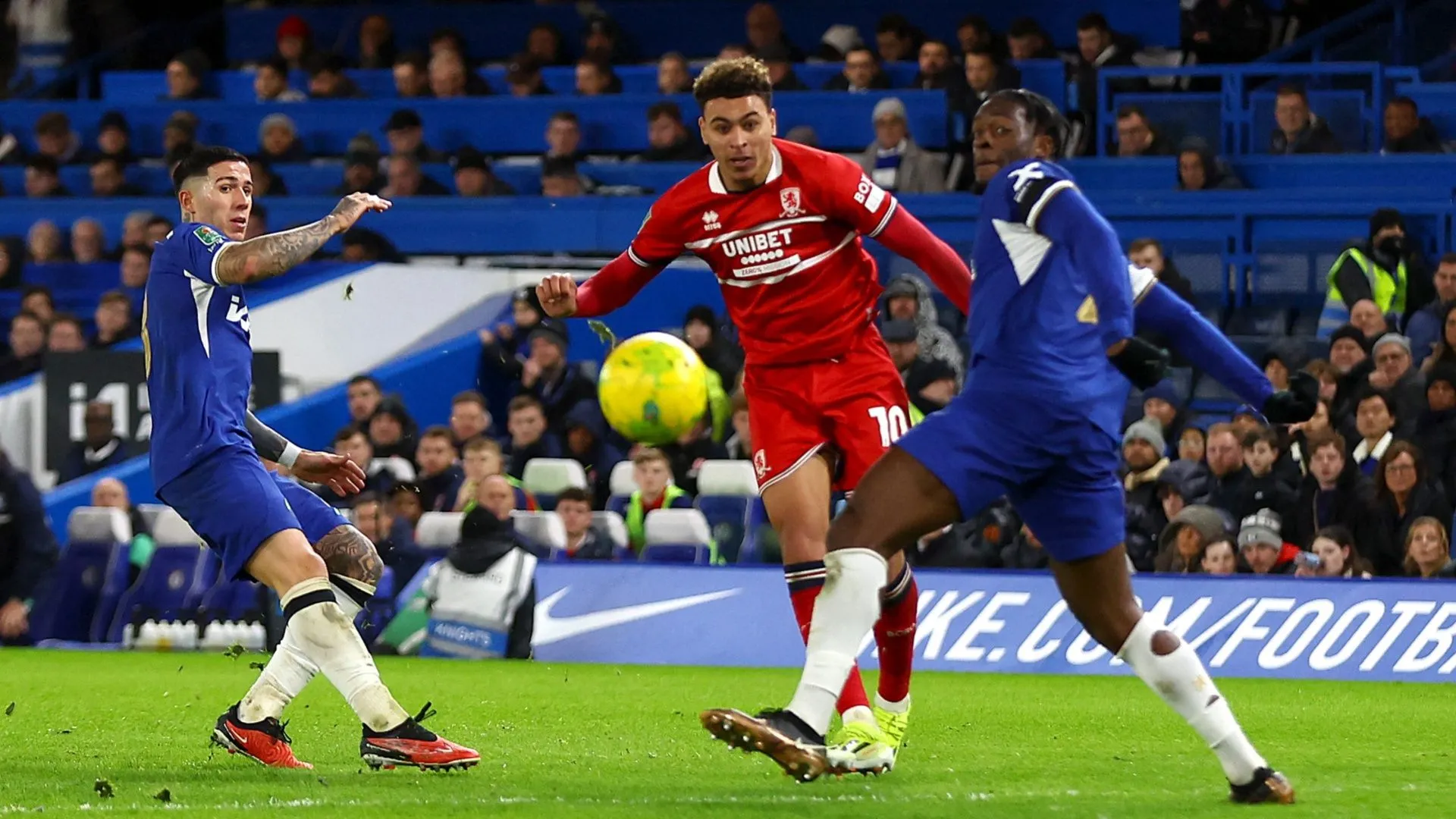 Morgan Rogers trong màu áo Middlesbrough thể hiện kỹ thuật cá nhân