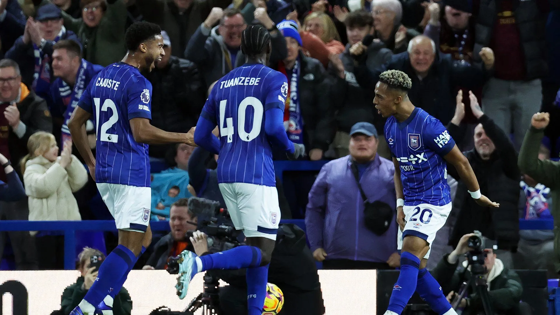 Omari Hutchinson ăn mừng bàn thắng cho Ipswich Town trong một trận đấu Premier League.