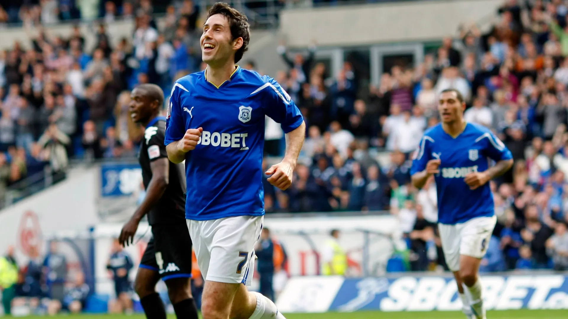 Peter Whittingham, huyền thoại của Cardiff City, trong một trận đấu quan trọng