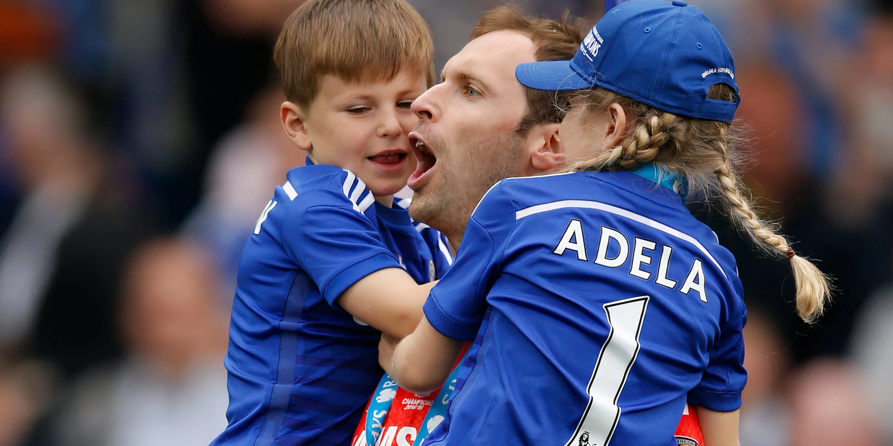 Petr Cech và các con Adela, Damian trên sân tập Fulham