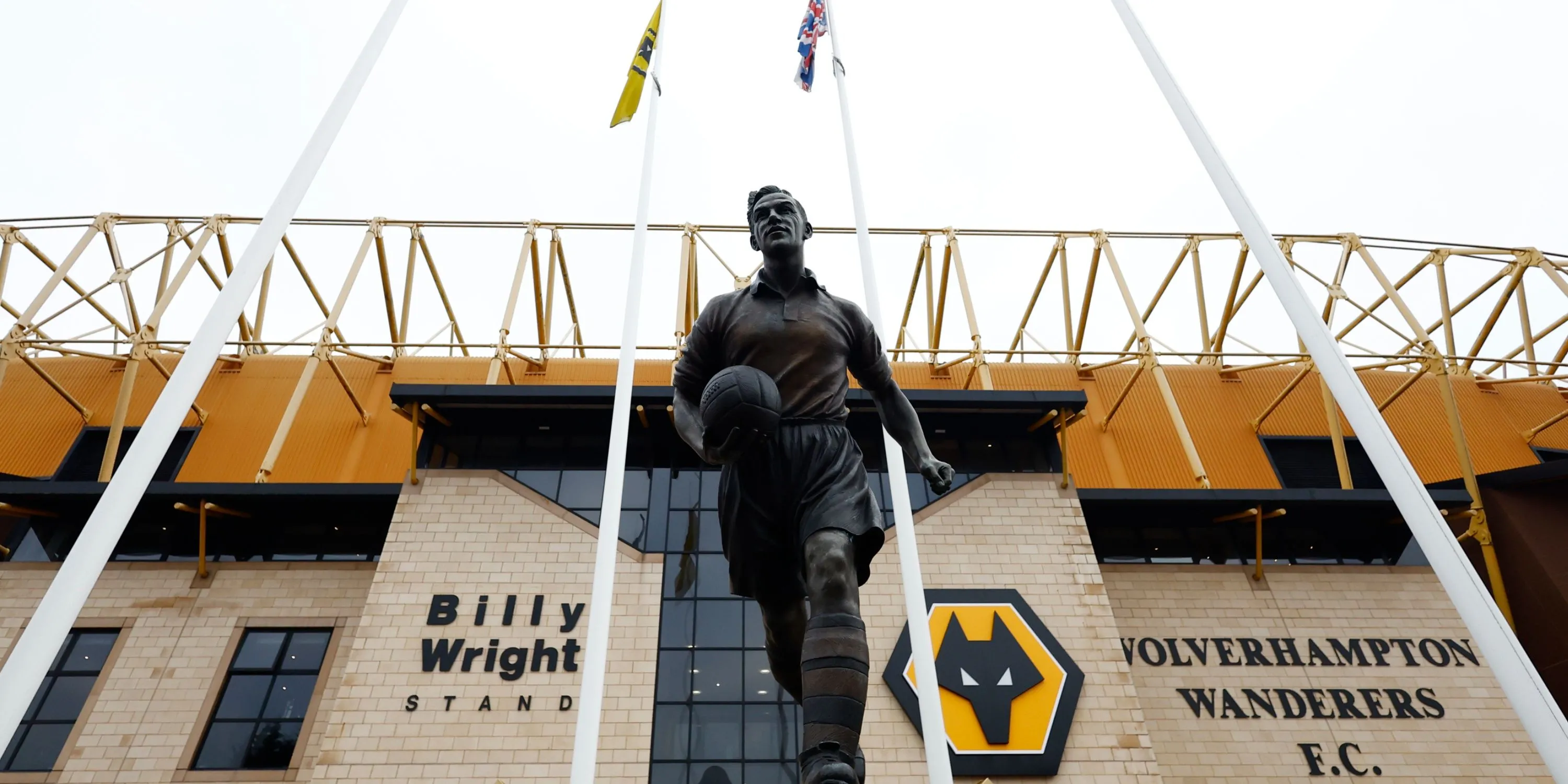 Sân vận động Molineux của Wolves, một trong những sân lâu đời tại Ngoại hạng Anh