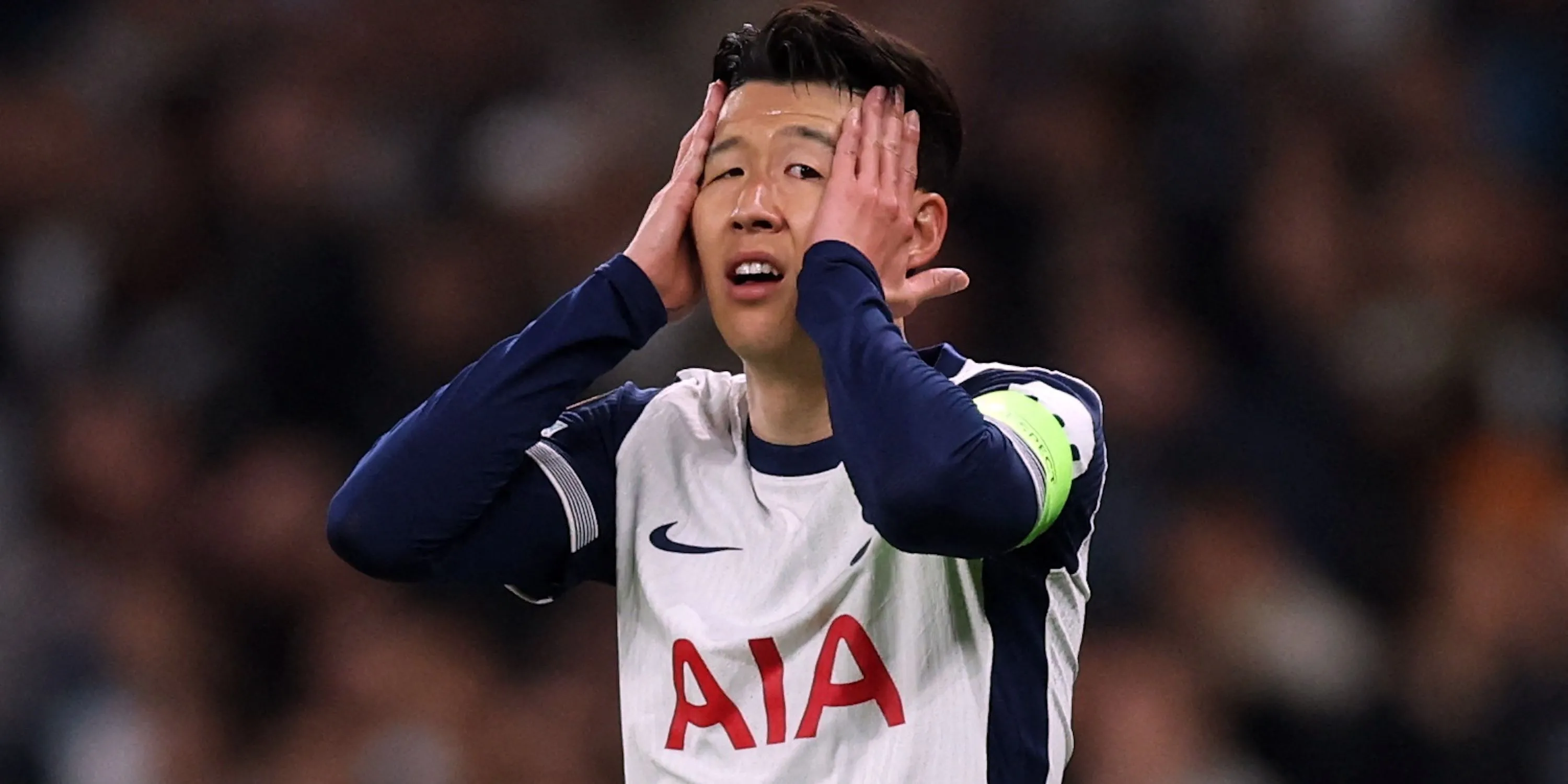 Son Heung-min, đội trưởng Tottenham, đang phản ứng trong một trận đấu quan trọng.