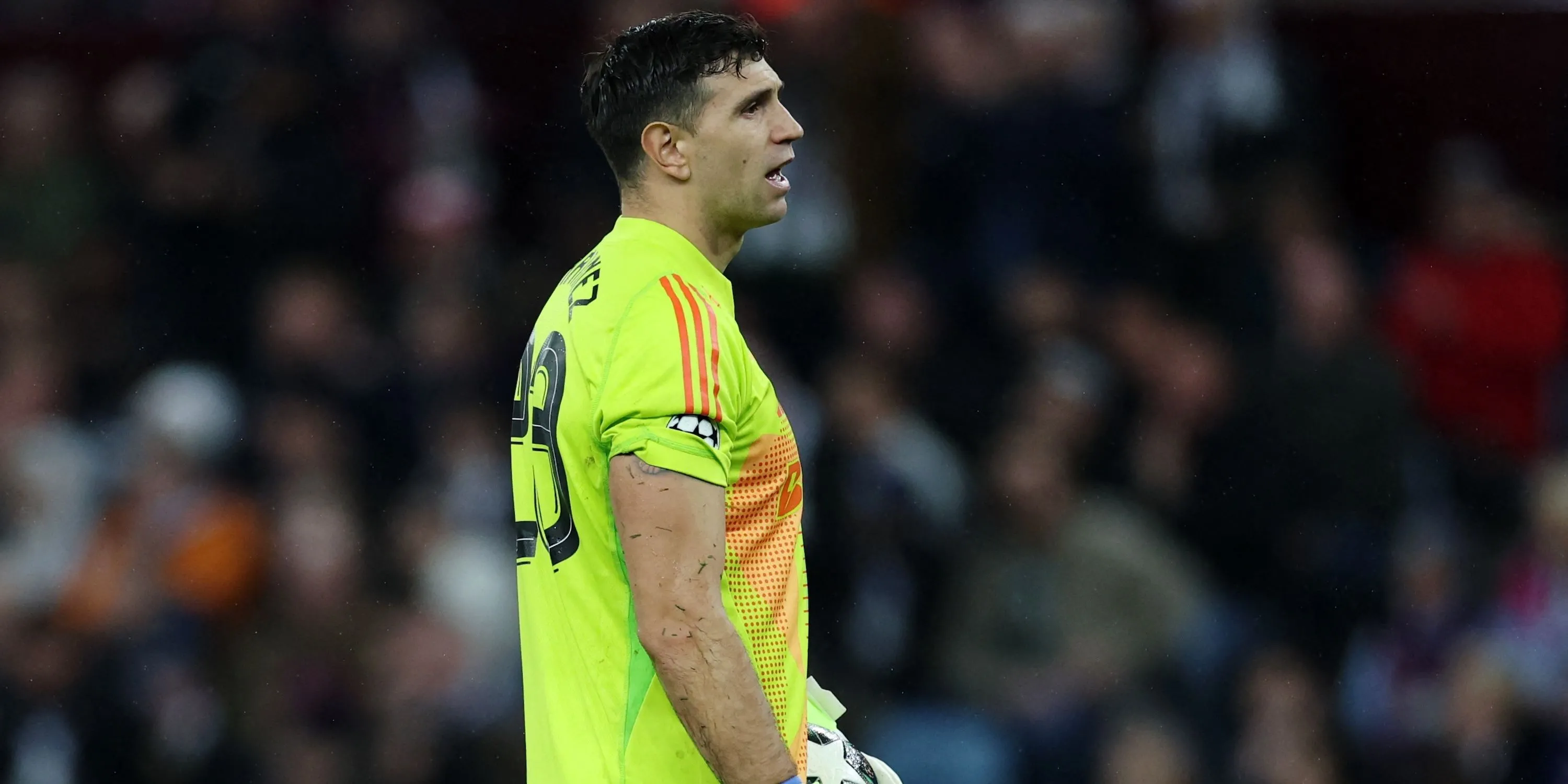 Thủ môn Emiliano Martinez của Aston Villa phản ứng