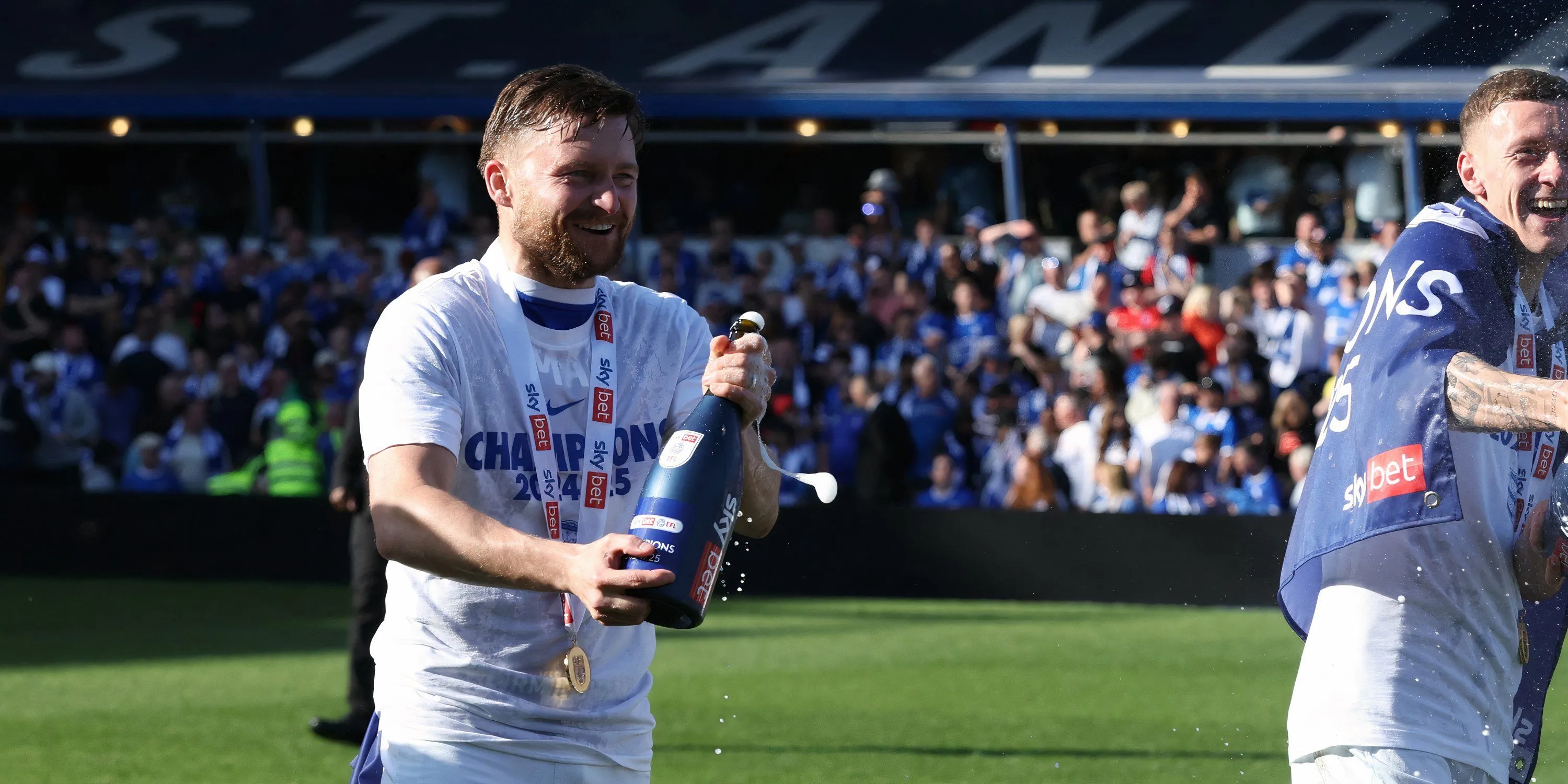 Tiền đạo Alfie May trong màu áo Birmingham City, chuẩn bị rời đội để gia nhập Huddersfield Town trong bối cảnh chuyển nhượng đầy sôi động của bóng đá Anh.