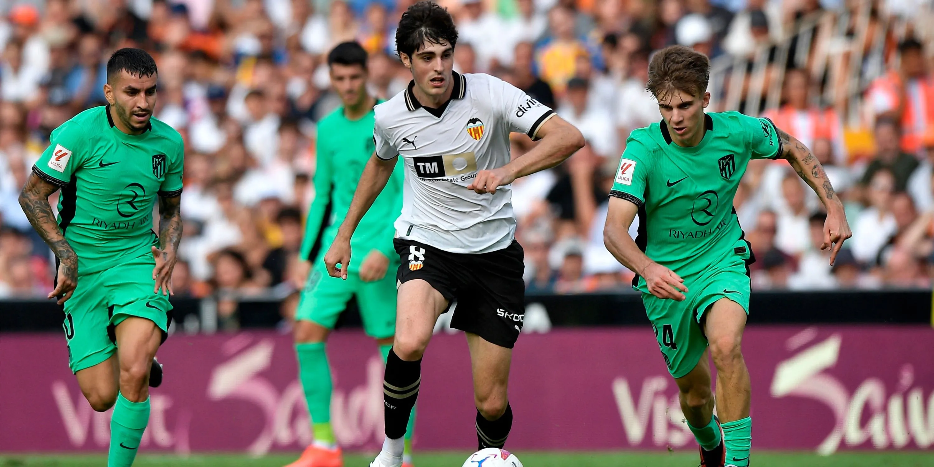 Tiền vệ Javi Guerra trong màu áo Valencia thi đấu tại La Liga
