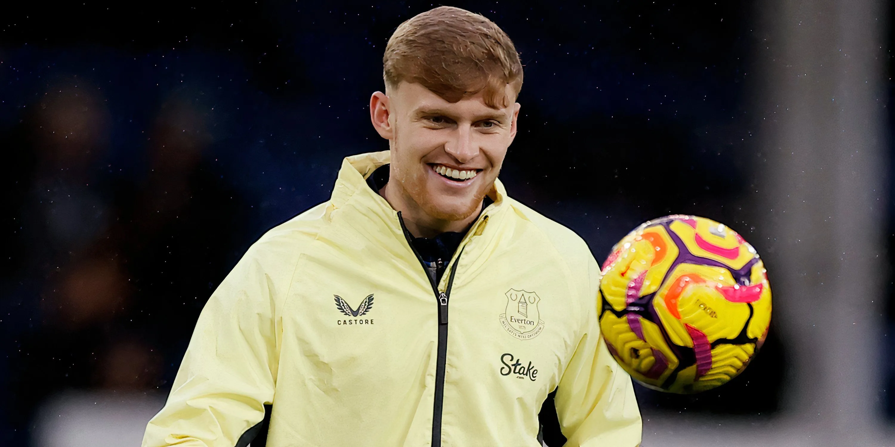 Trung vệ Jarrad Branthwaite của Everton khởi động trước trận đấu tại Premier League