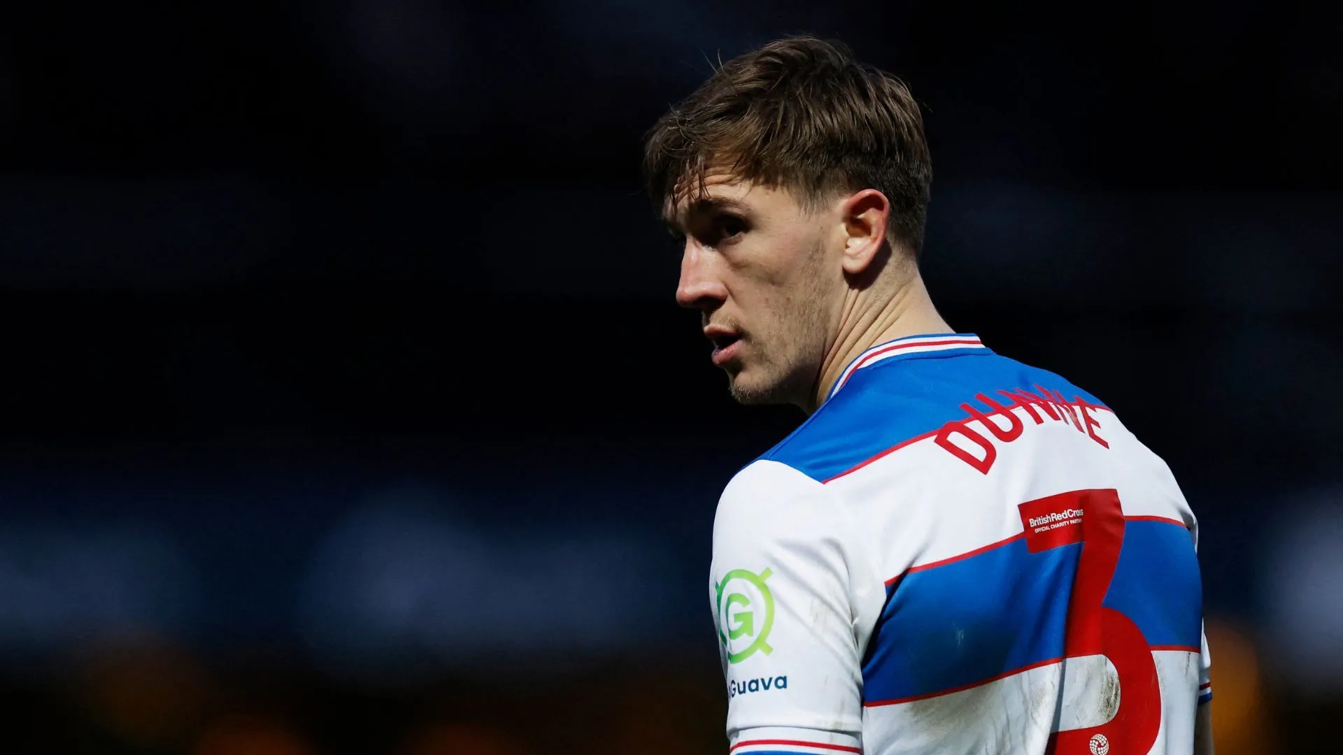 Trung vệ Jimmy Dunne trong màu áo QPR trên sân đấu