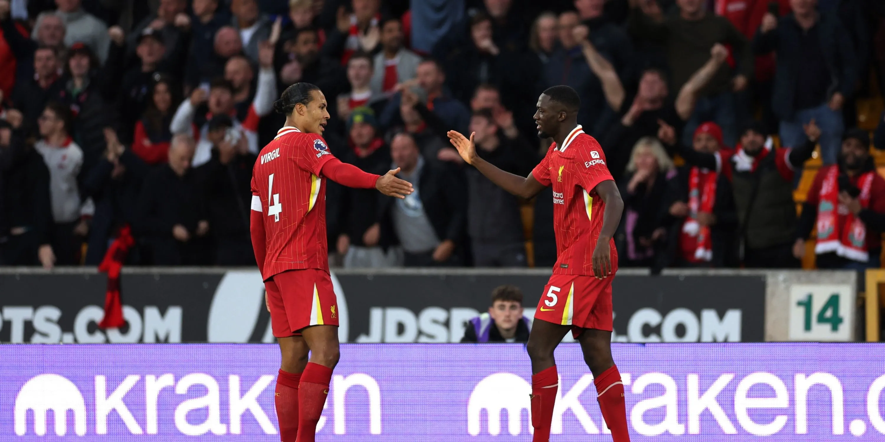 Trung vệ Liverpool Ibrahima Konate thi đấu bên cạnh đồng đội Virgil van Dijk
