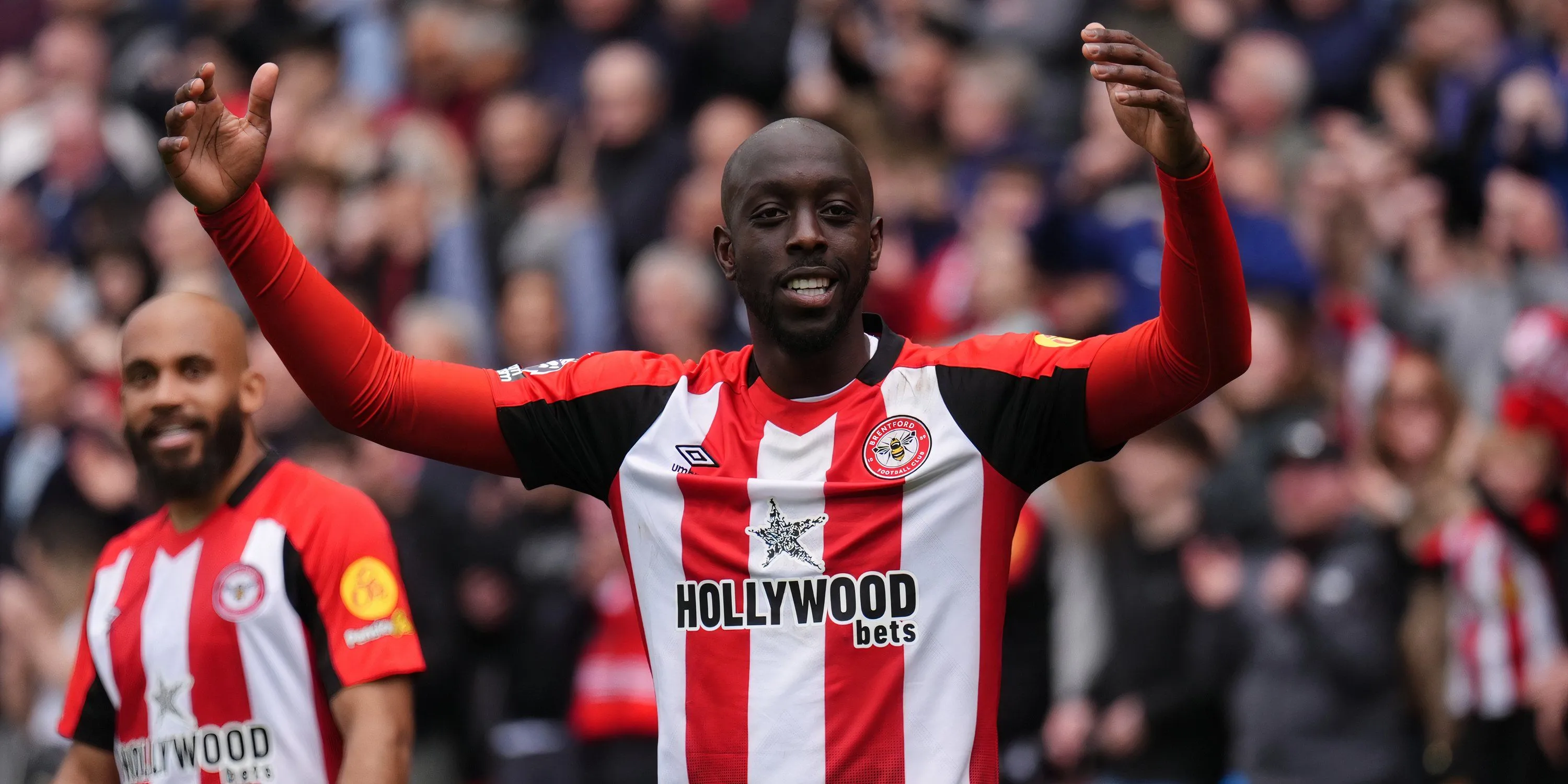 Yoane Wissa ăn mừng bàn thắng cho Brentford