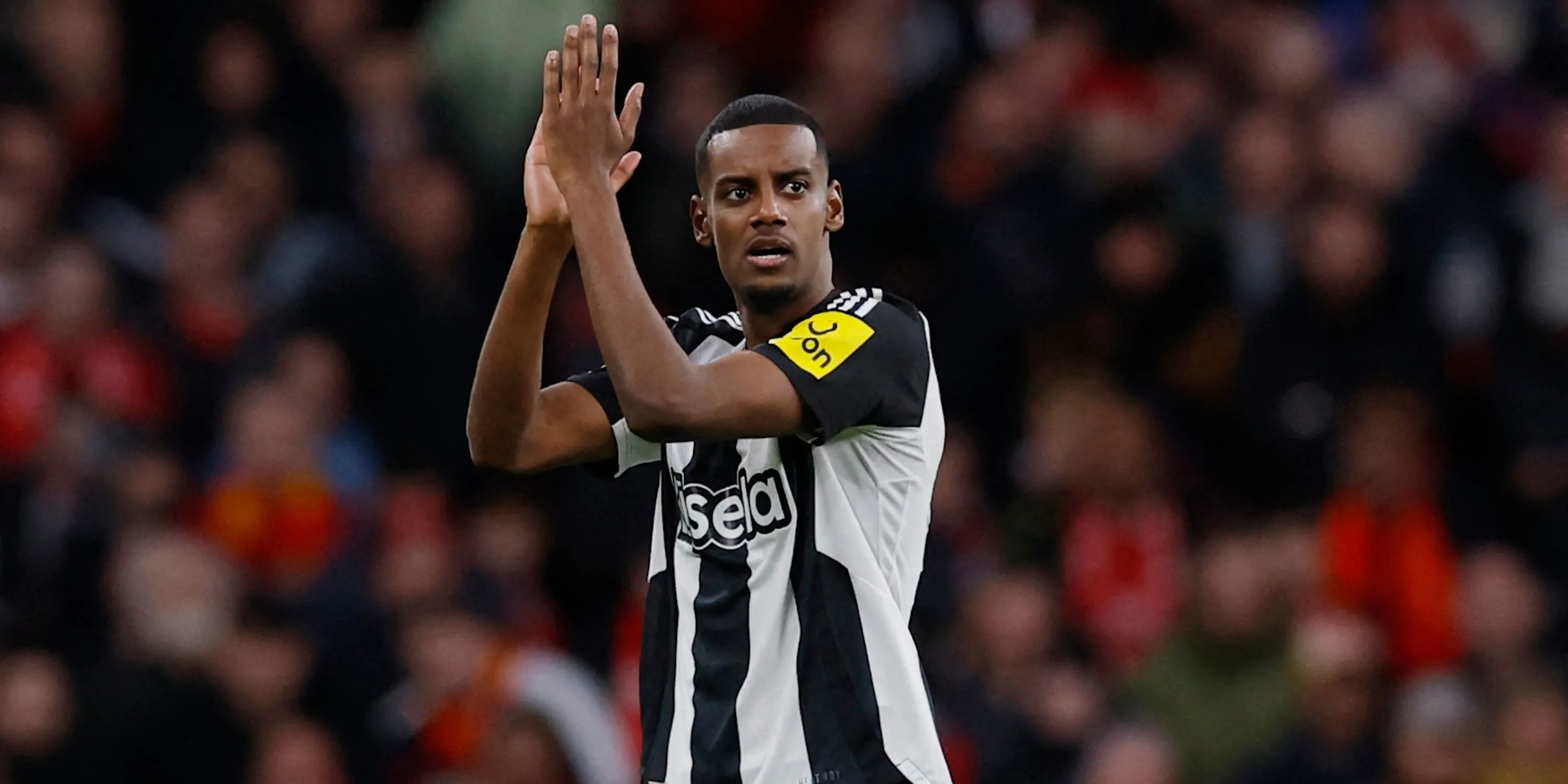 Alexander Isak, tiền đạo chủ lực của Newcastle United, trong màu áo đội bóng, thể hiện sự băn khoăn về tương lai giữa tin đồn chuyển nhượng.