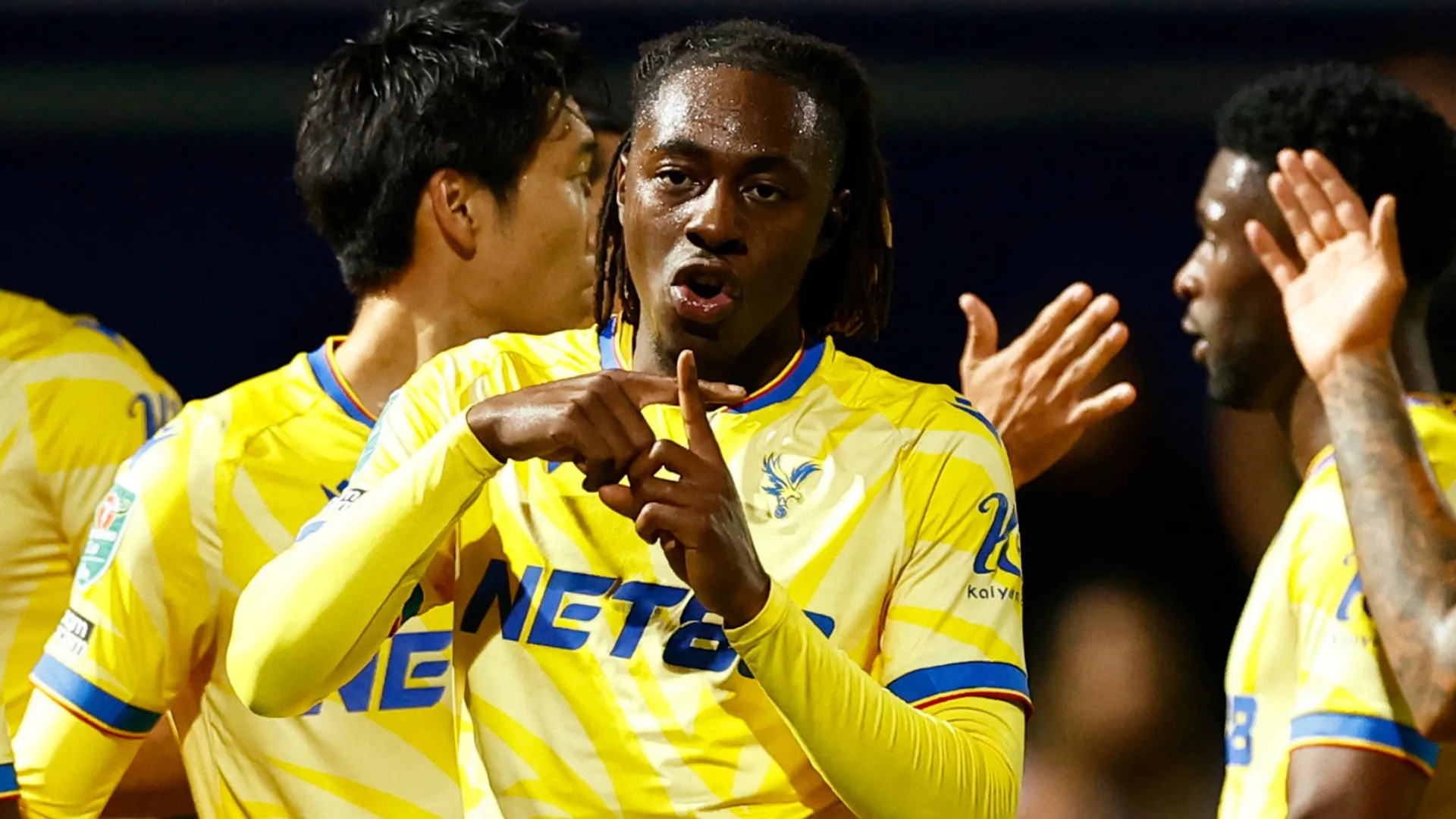 Eberechi Eze ăn mừng bàn thắng lịch sử giúp Crystal Palace vô địch FA Cup