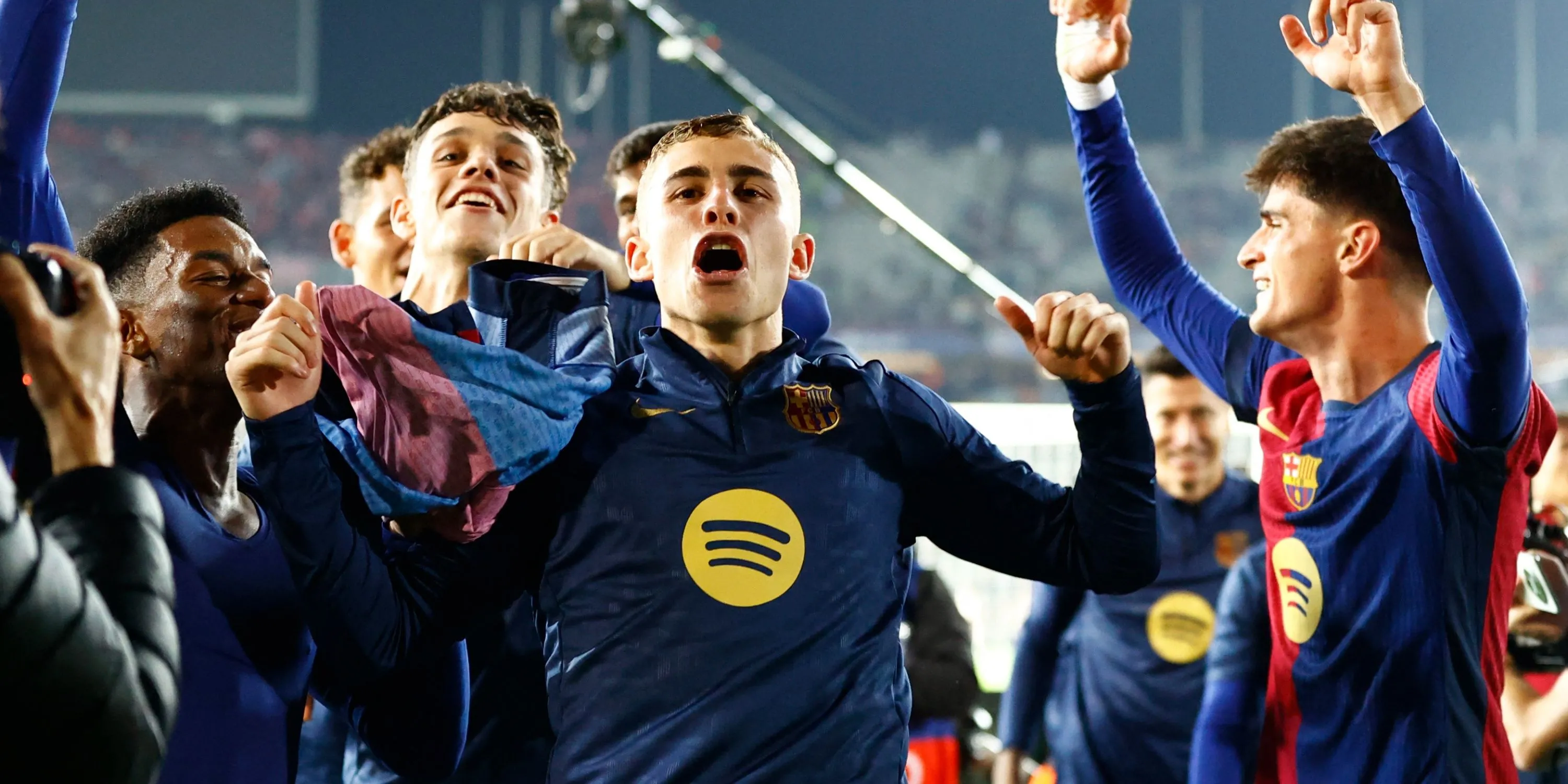 Fermín López trên sân trong màu áo Barcelona - tiền vệ tiềm năng của Man City