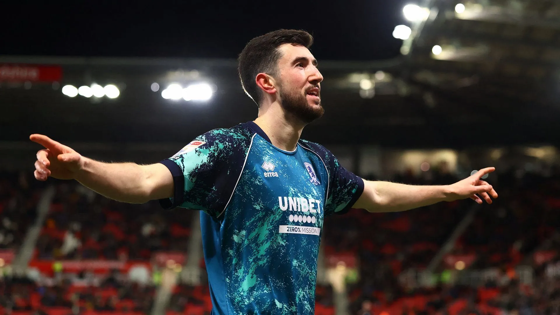 Finn Azaz ăn mừng bàn thắng cho Middlesbrough trong trận đấu với Stoke City, minh chứng cho phong độ ấn tượng của tiền vệ tấn công này
