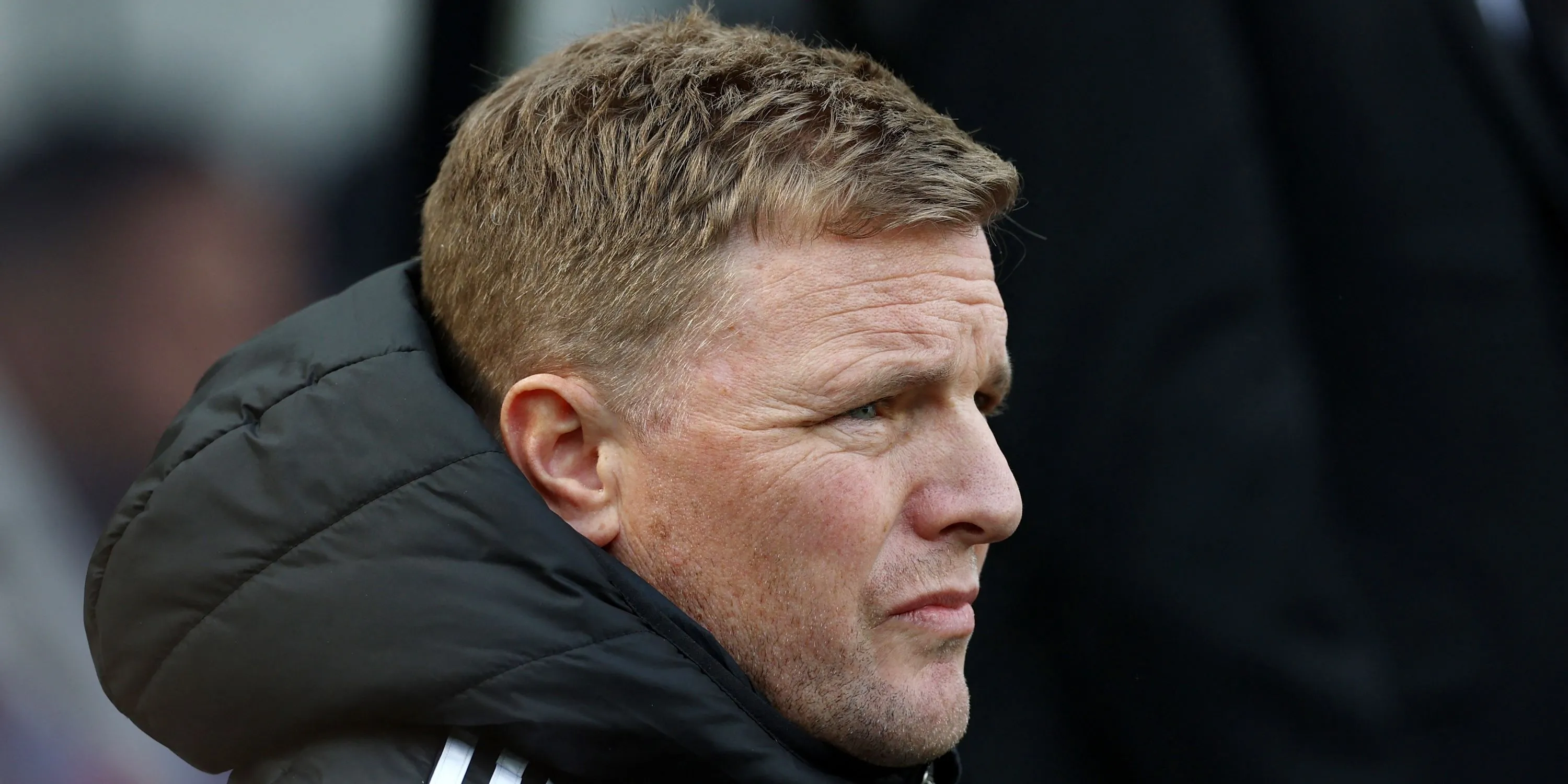 Huấn luyện viên Eddie Howe của Newcastle United trước trận đấu, hình ảnh liên quan đến chiến thuật và triết lý bóng đá của ông tại câu lạc bộ.