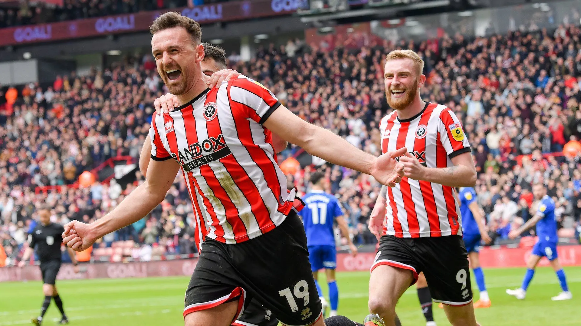 Jack Robinson kiểm soát bóng, kỹ năng cần thiết cho hàng thủ Wrexham.