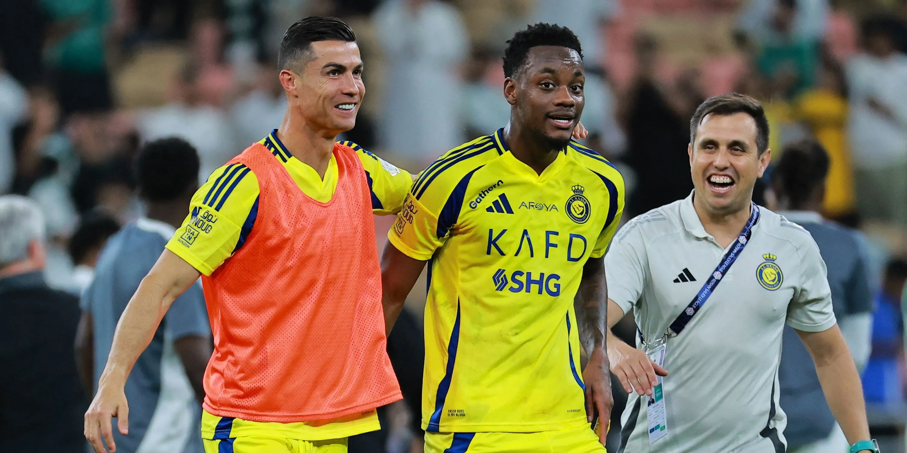 Jhon Durán ăn mừng cùng Cristiano Ronaldo trong màu áo Al Nassr, minh họa cho việc Aston Villa bán cầu thủ để tuân thủ luật công bằng tài chính.