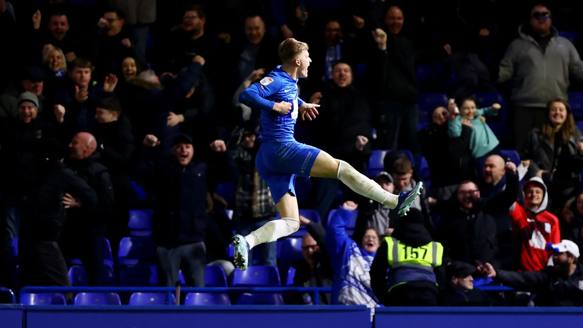 Jordan James ăn mừng bàn thắng cho Birmingham City
