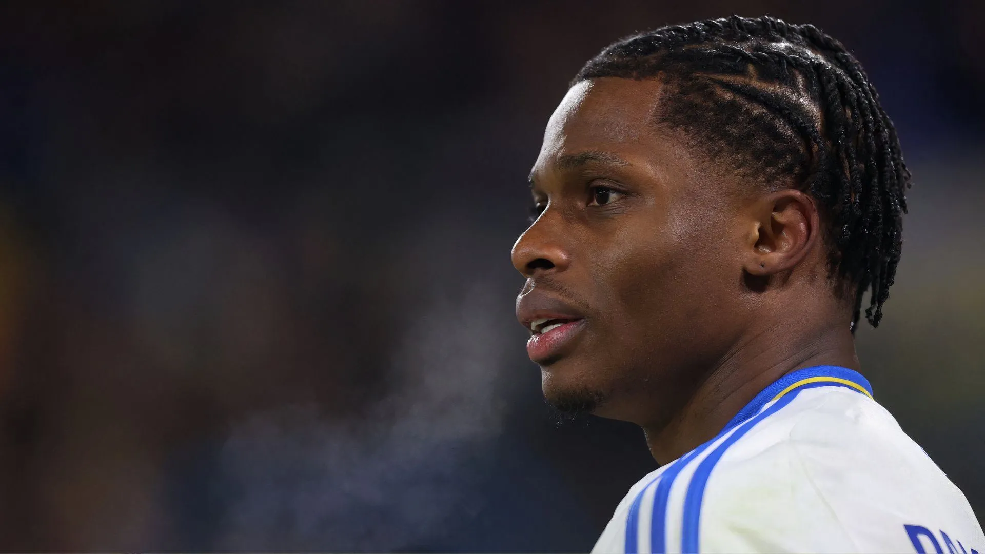 largie ramazani trong màu áo leeds united tren san elland road