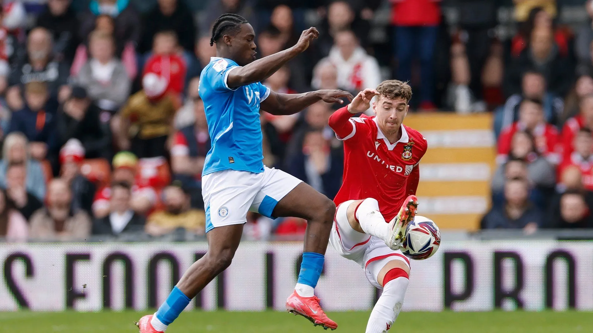 Lewis Brunt, trung vệ Wrexham AFC, trong trận đấu Championship.