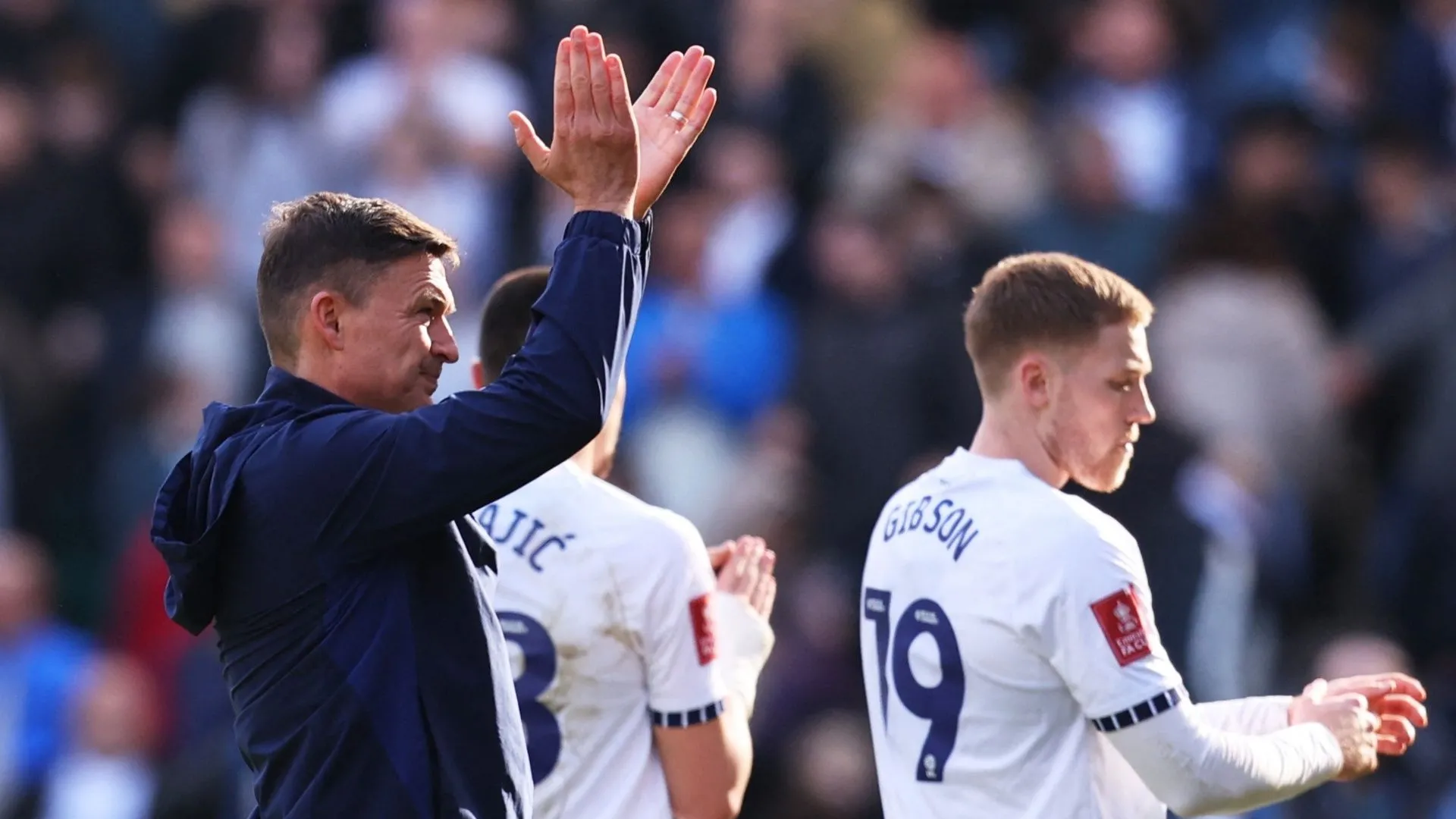 Milutin Osmajic (số 28) cùng đồng đội Preston North End trên sân Deepdale, thể hiện tinh thần thi đấu của đội