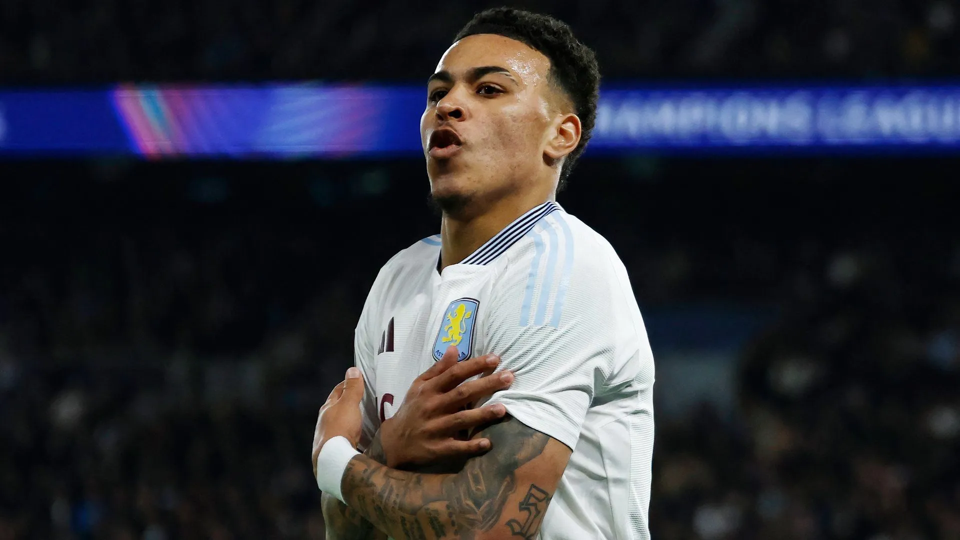 Morgan Rogers trong màu áo Aston Villa, tiền vệ đa năng đang được Arsenal săn đón trên thị trường chuyển nhượng.