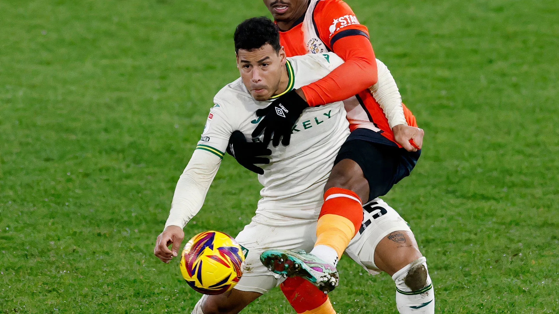 Onel Hernandez thi đấu cho Norwich City trước khi trở thành cầu thủ tự do
