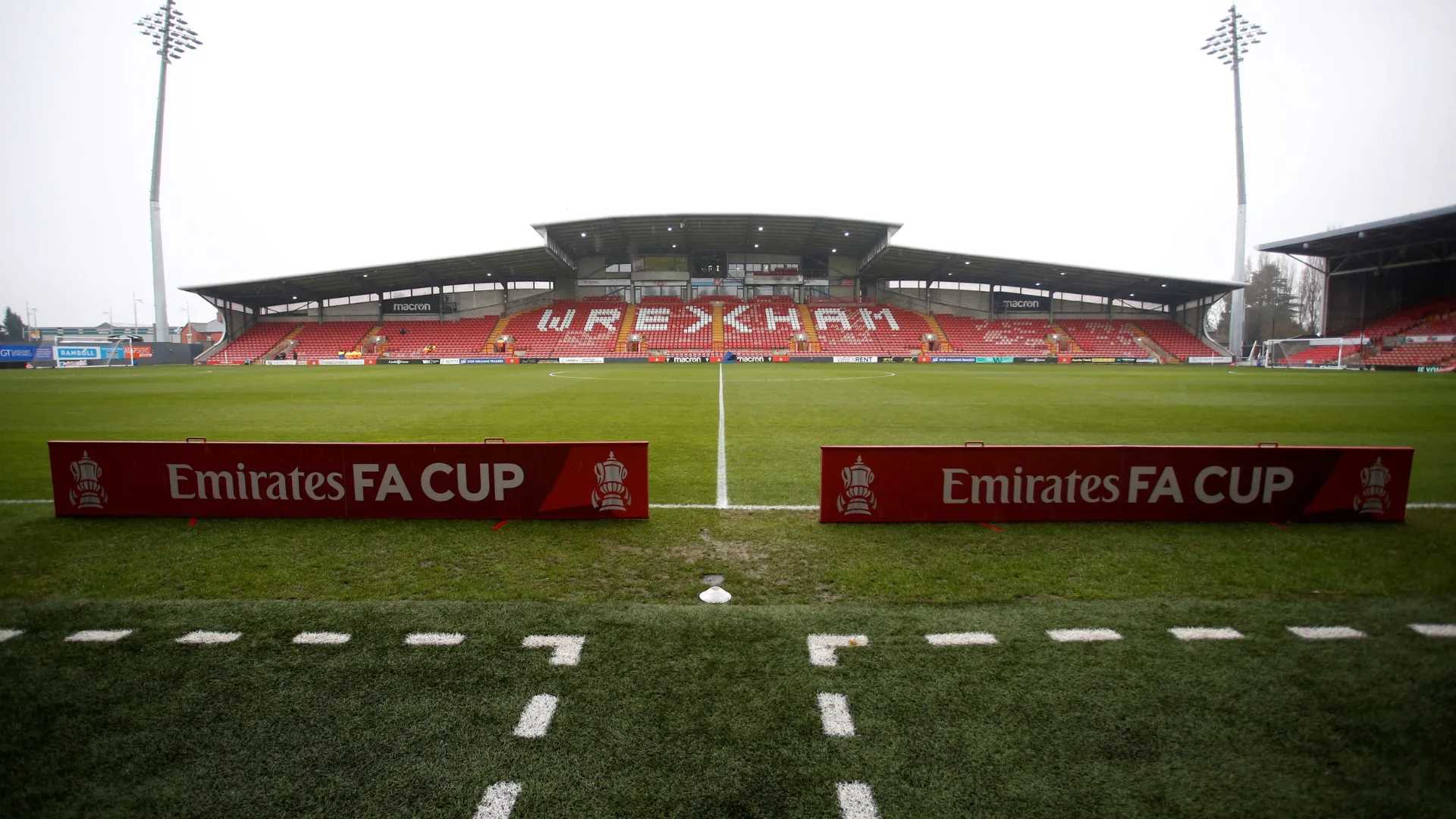 Sân vận động Racecourse Ground của Wrexham FC, thể hiện tham vọng thăng hạng và tiềm năng chiêu mộ Patrick Bamford