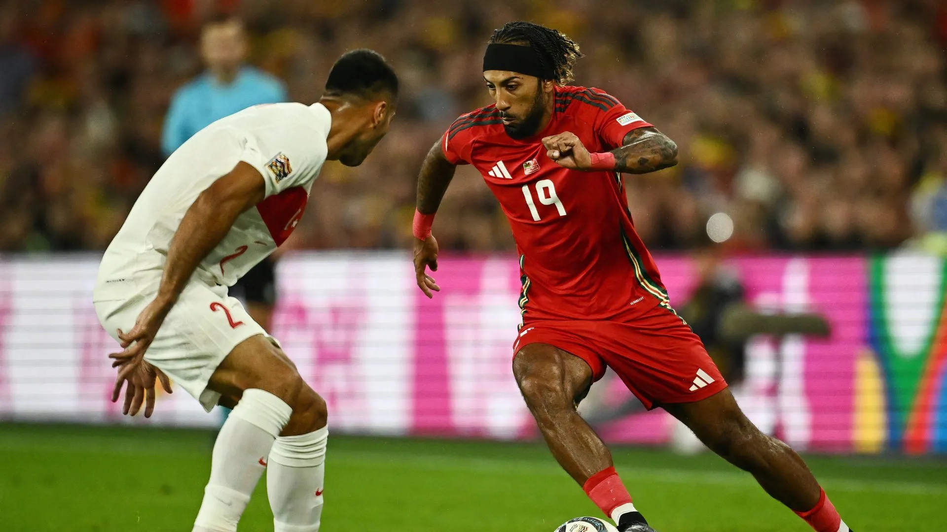 Sorba Thomas trong màu áo đội tuyển xứ Wales, minh chứng cho kinh nghiệm và tài năng anh mang đến cho Stoke City.