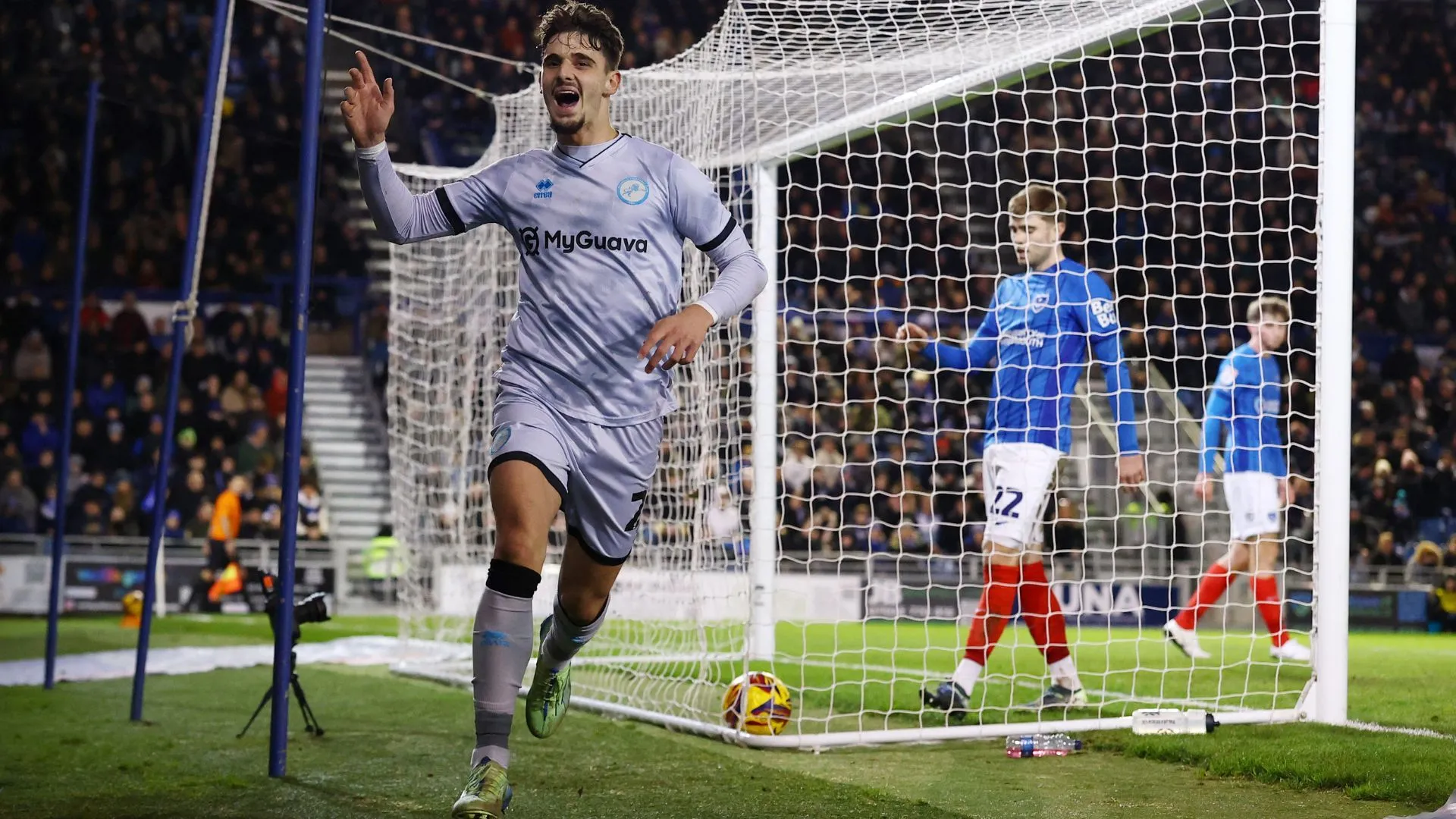 Tiền đạo Mihailo Ivanovic trong màu áo Millwall