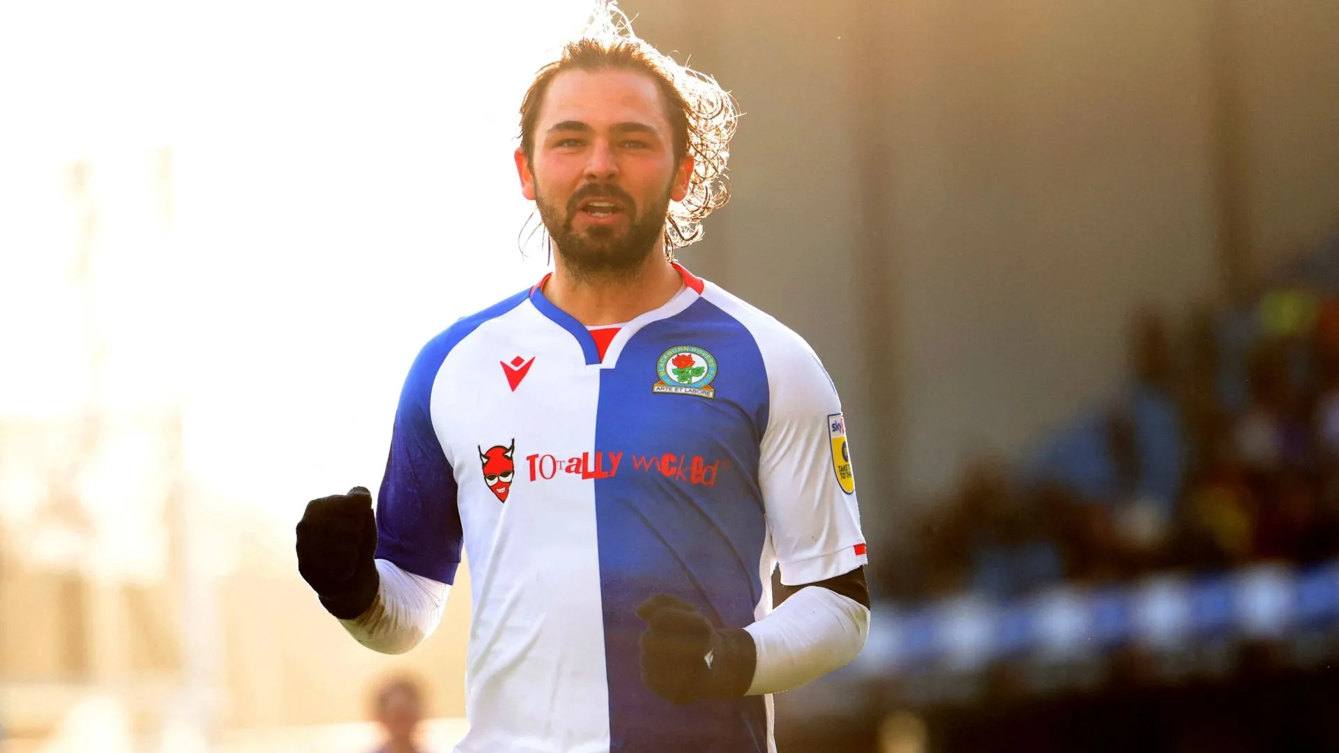 Bradley Dack trong màu áo Blackburn Rovers, thể hiện kỹ thuật và khả năng sáng tạo của tiền vệ tài năng