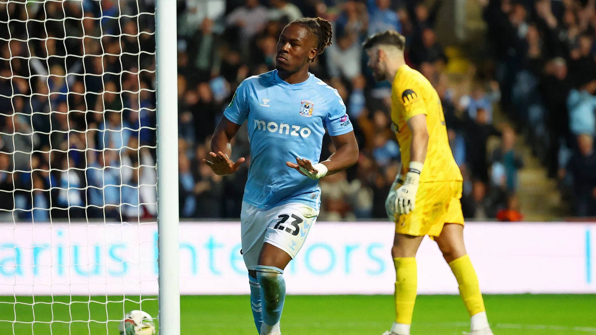 Brandon Thomas-Asante - tiền đạo hàng đầu của Coventry City với phong độ tuyệt vời