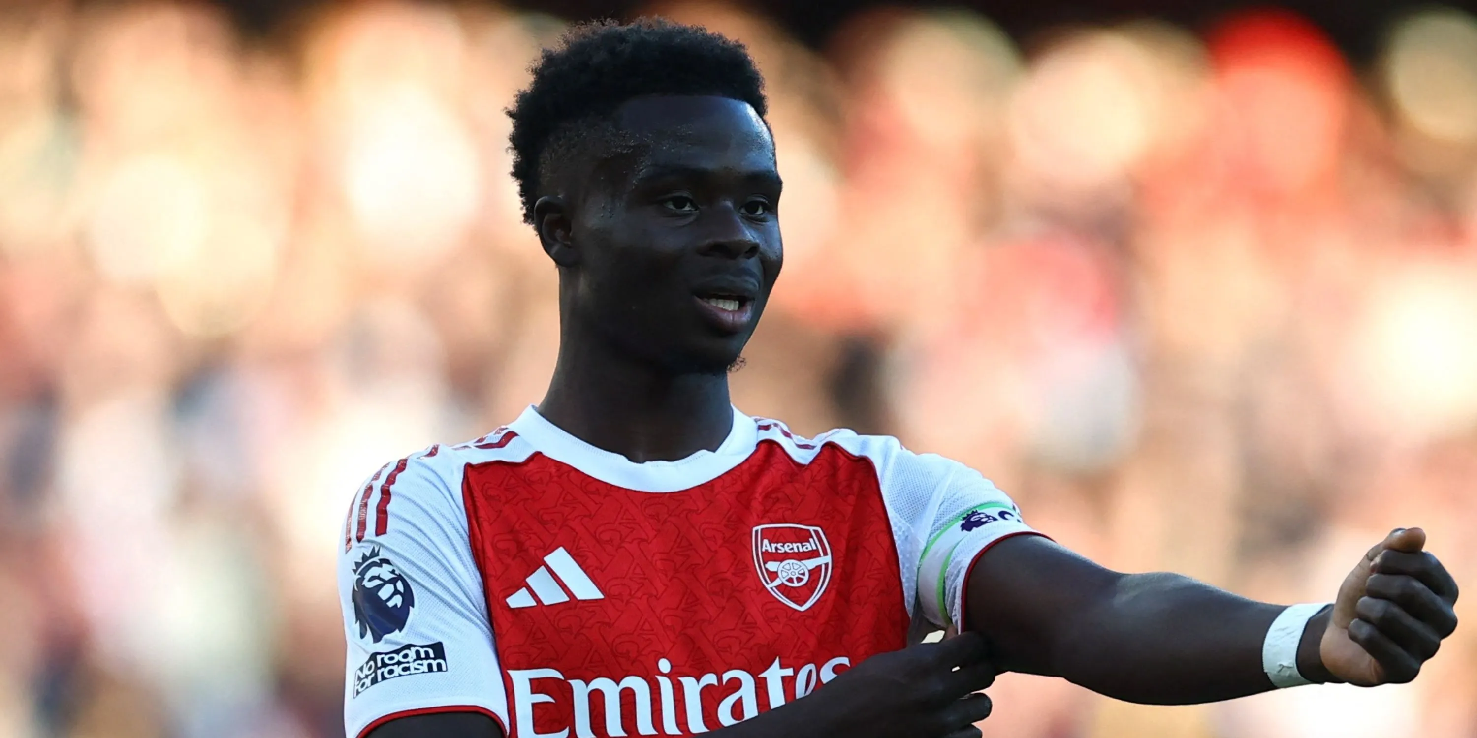 Bukayo Saka chơi cho Arsenal ở Premier League mùa 2025/26 với hiệu suất chưa như kỳ vọng