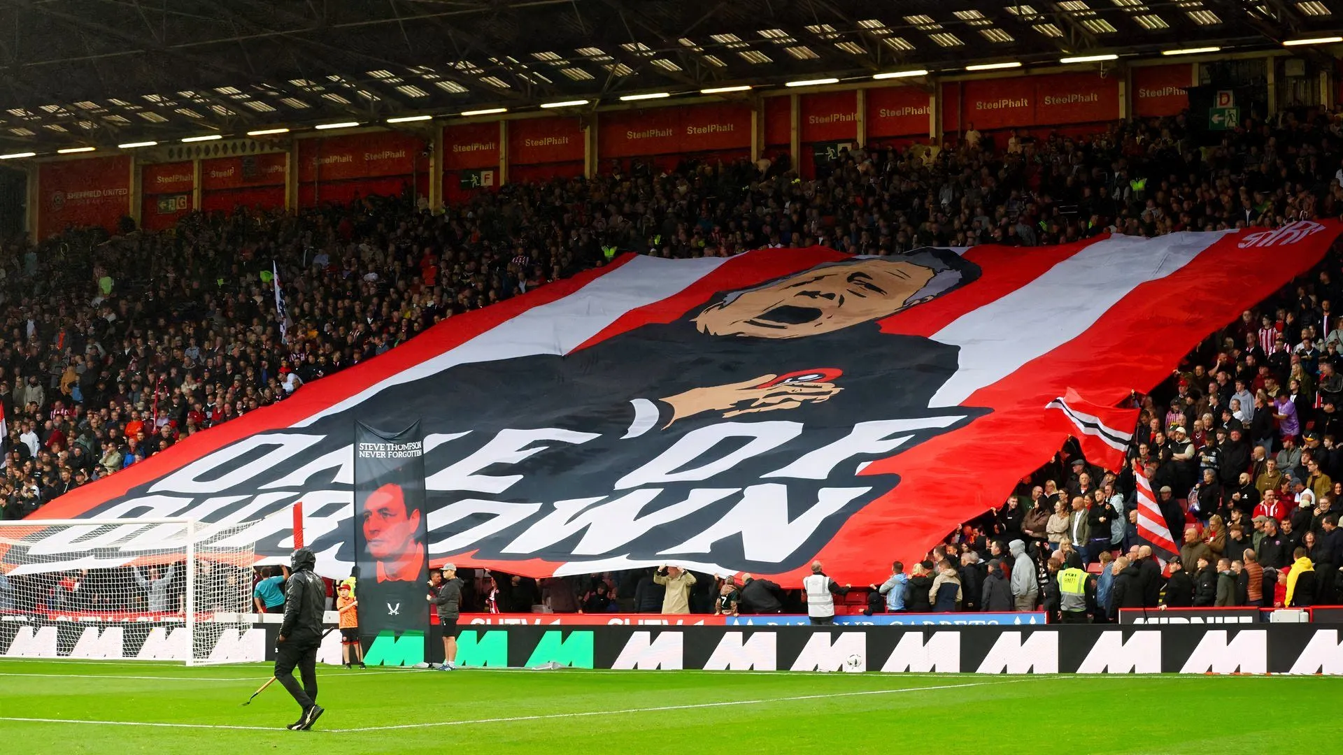 Các cổ động viên Sheffield United với biểu ngữ tại Bramall Lane