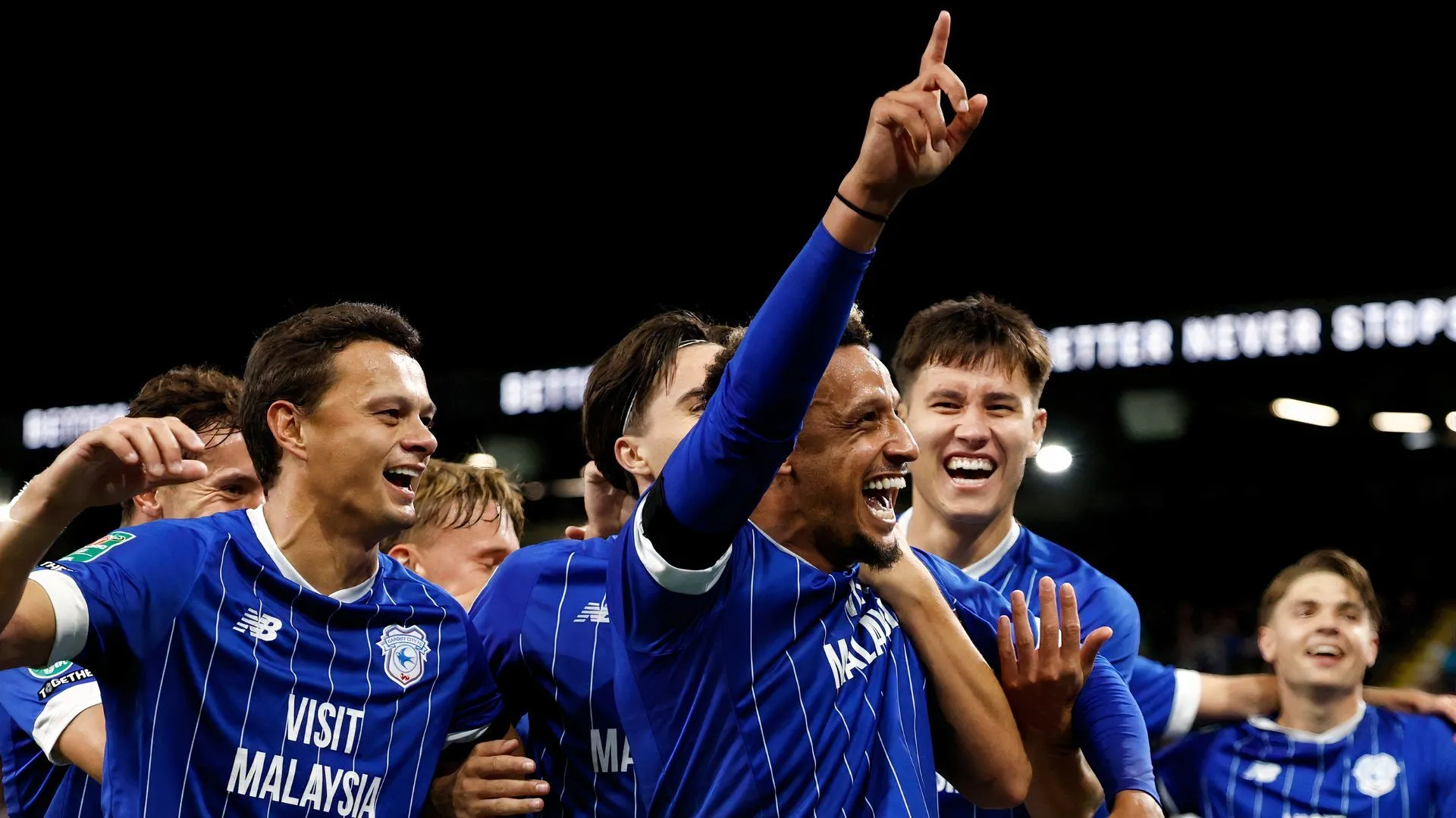 Callum Robinson ghi bàn cho Cardiff City trong trận gặp Burnley